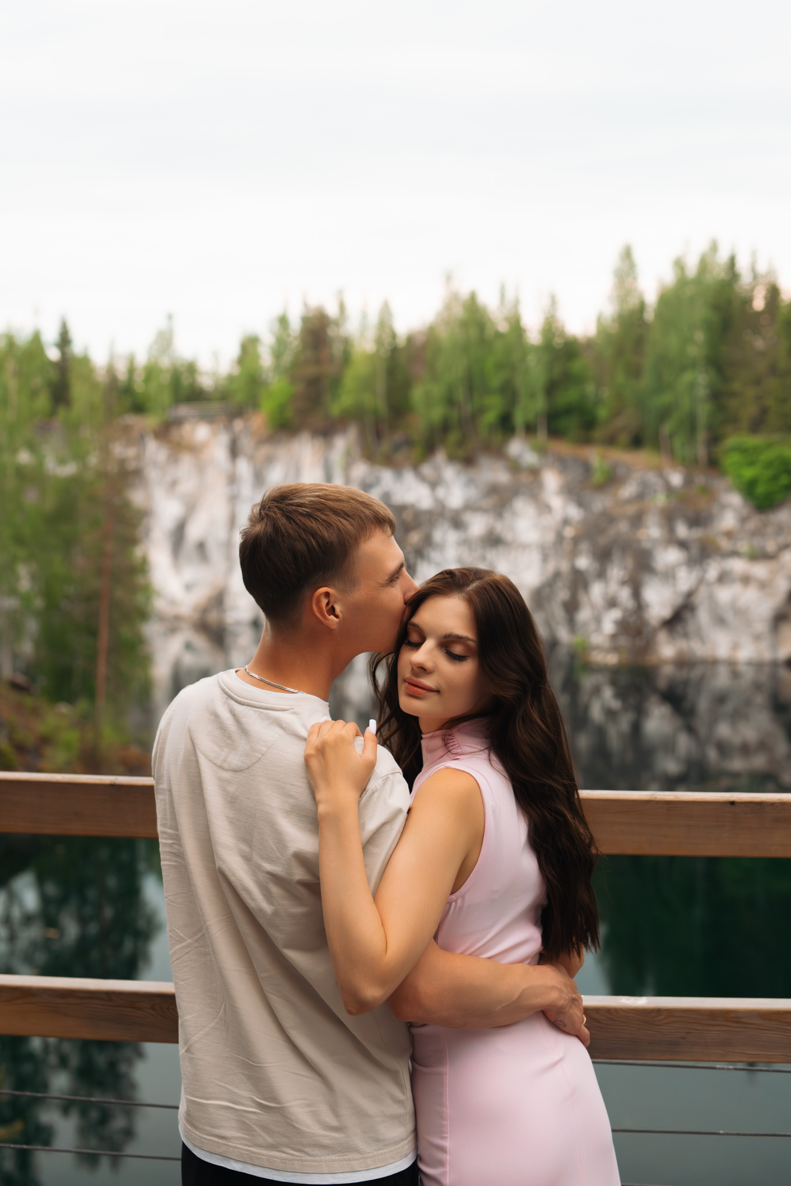 Фотосессия пары в Рускеале у Мраморного каньона и карьера