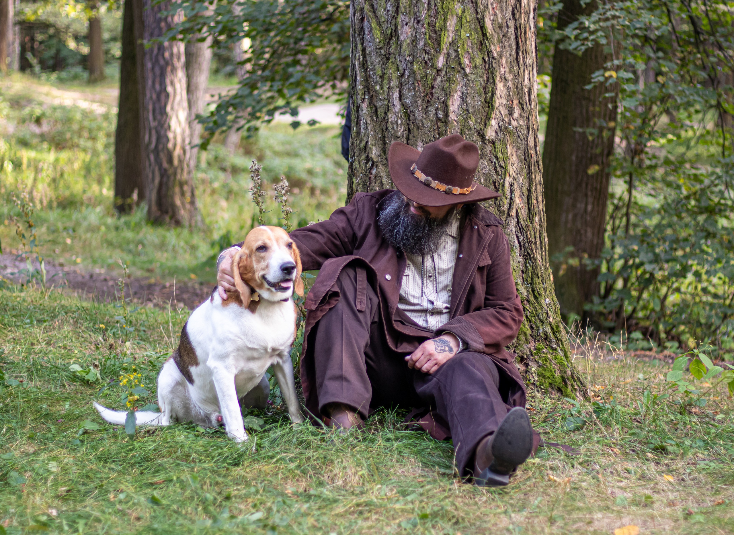 Мужской портрет с собакой в лесу — эмоциональный кадр