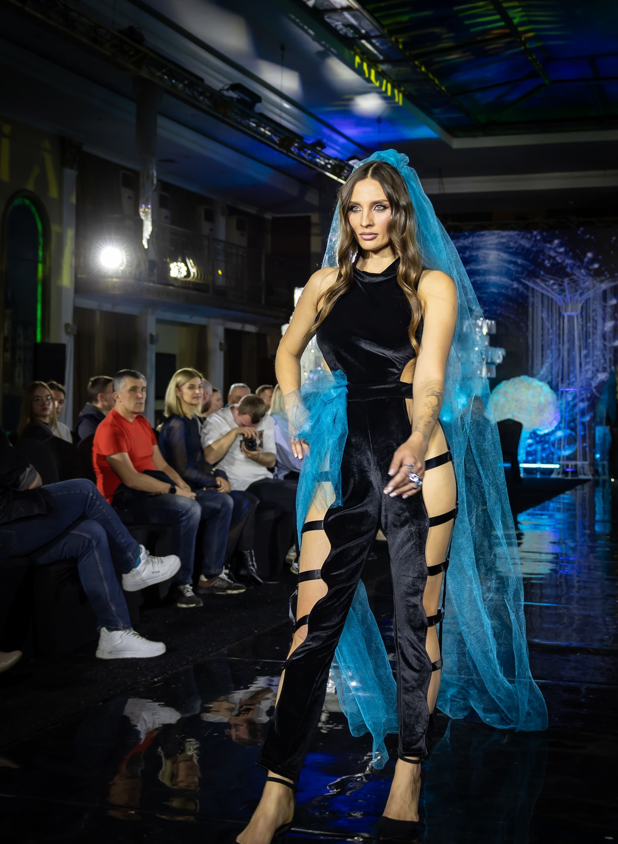 Модель на подиуме в чёрном платье, показ коллекции, фешен-съёмка показов, фотограф Карасёва Елена