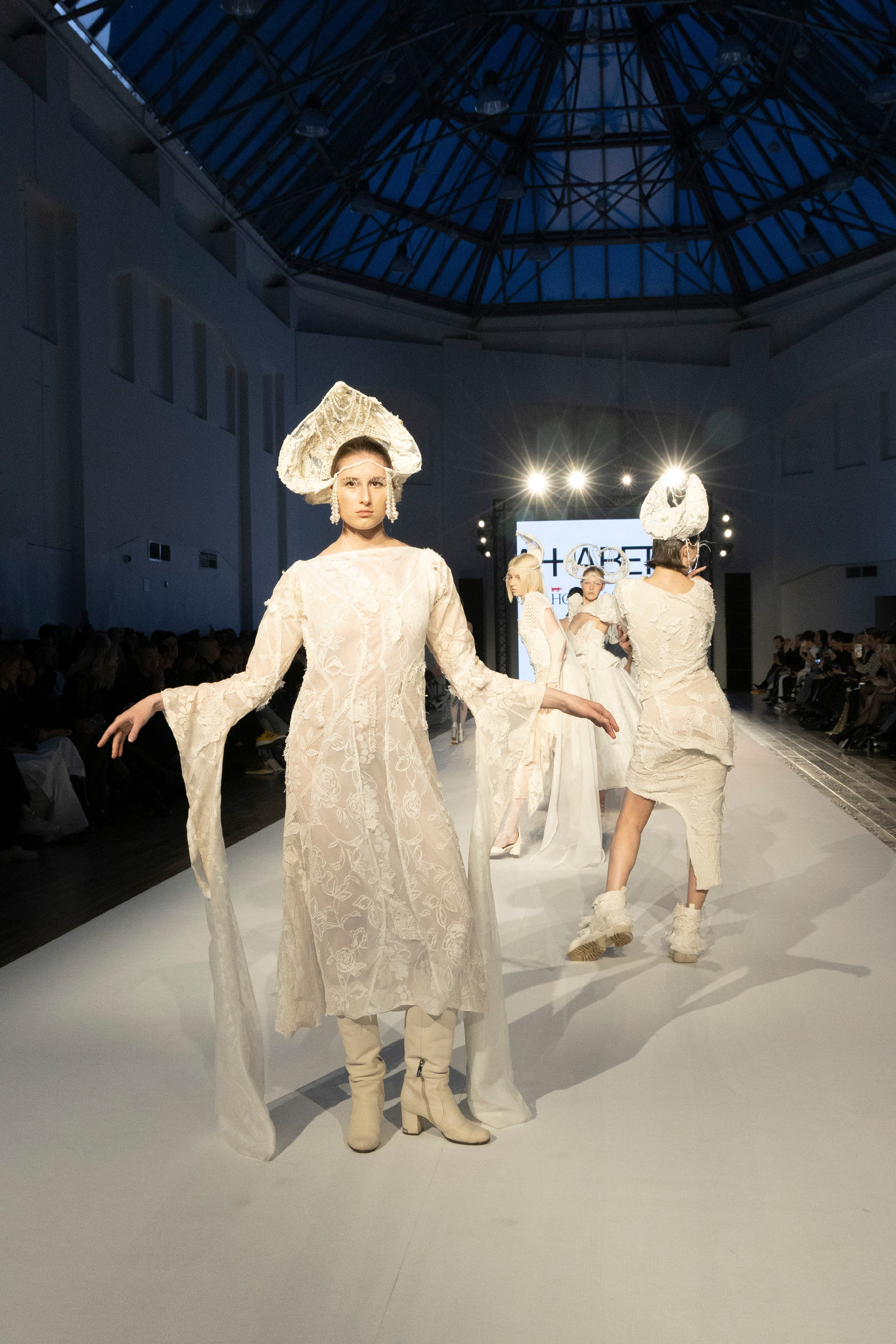 ДЛТ Собака.ru показ победителей конкурса «Новые имена в моде 2025». FOTOFAQ SKOOL г. Санкт-Петербург: очные, дистанционные и онлайн курсы фотографии