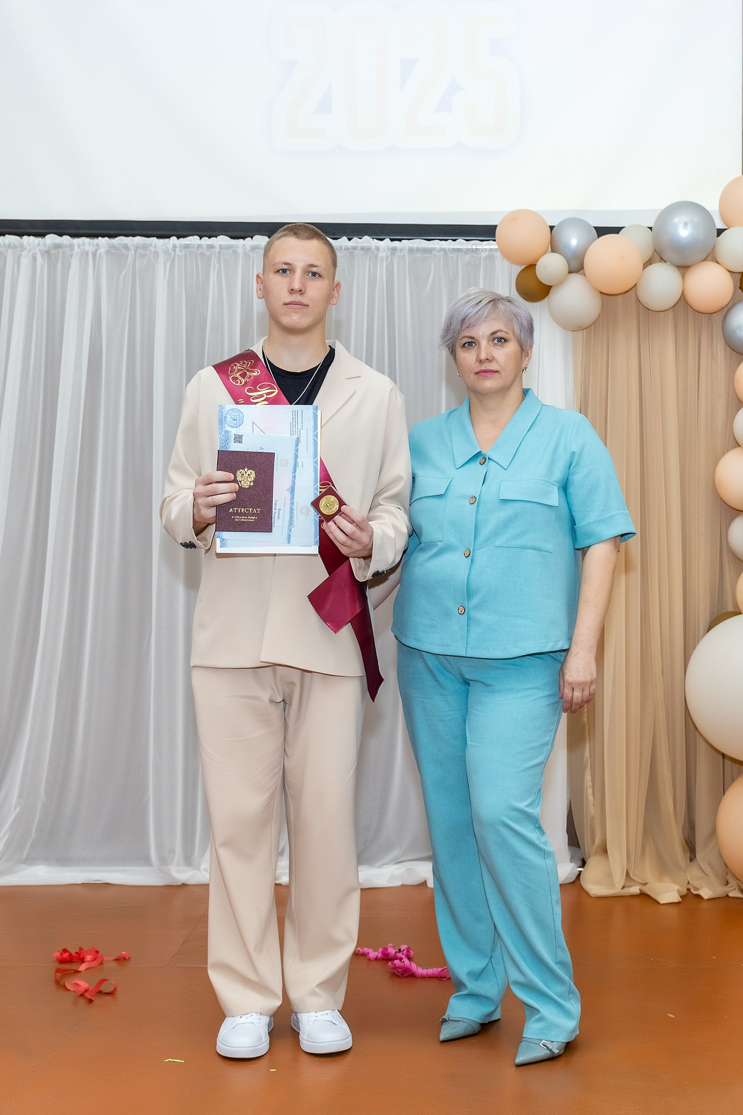 Выпускной. Школа 22, 11 класс. Стильный выпускной альбом Владивосток фотограф Вероника Мигачева