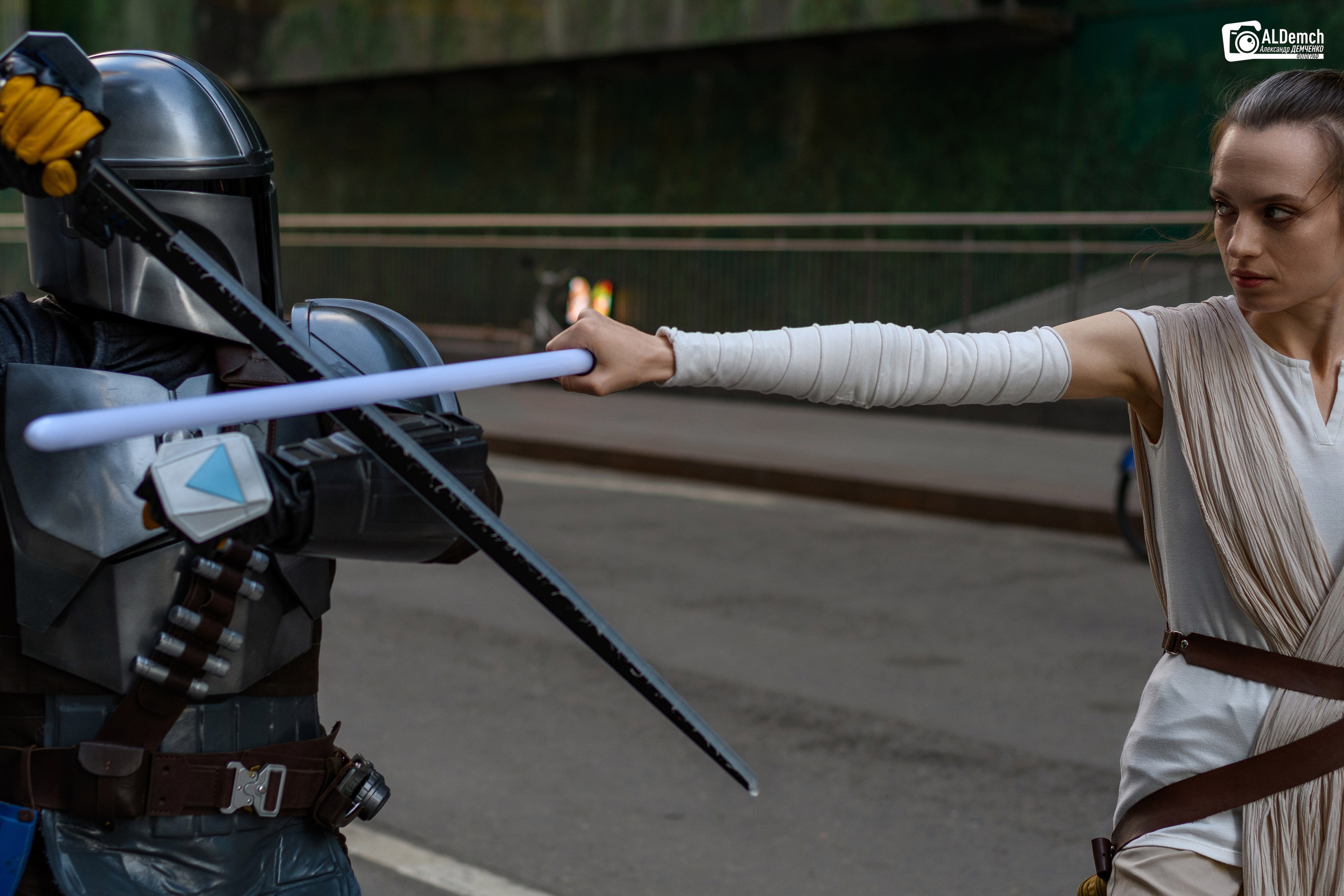 Рей против Мандалорца по звёздным войнам косплей фотосессия