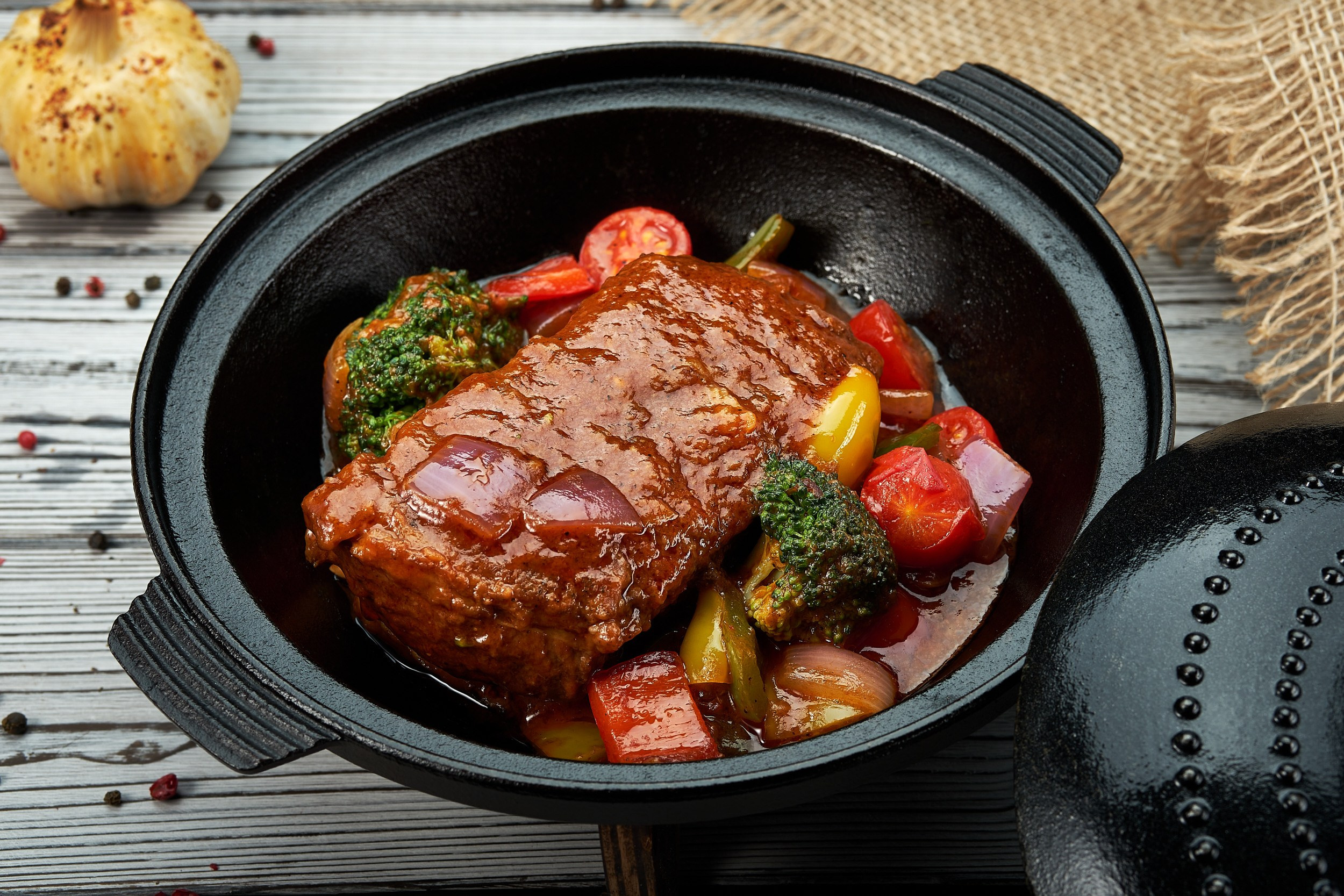 Тушёное мясо с овощами в глиняной посуде, домашняя подача