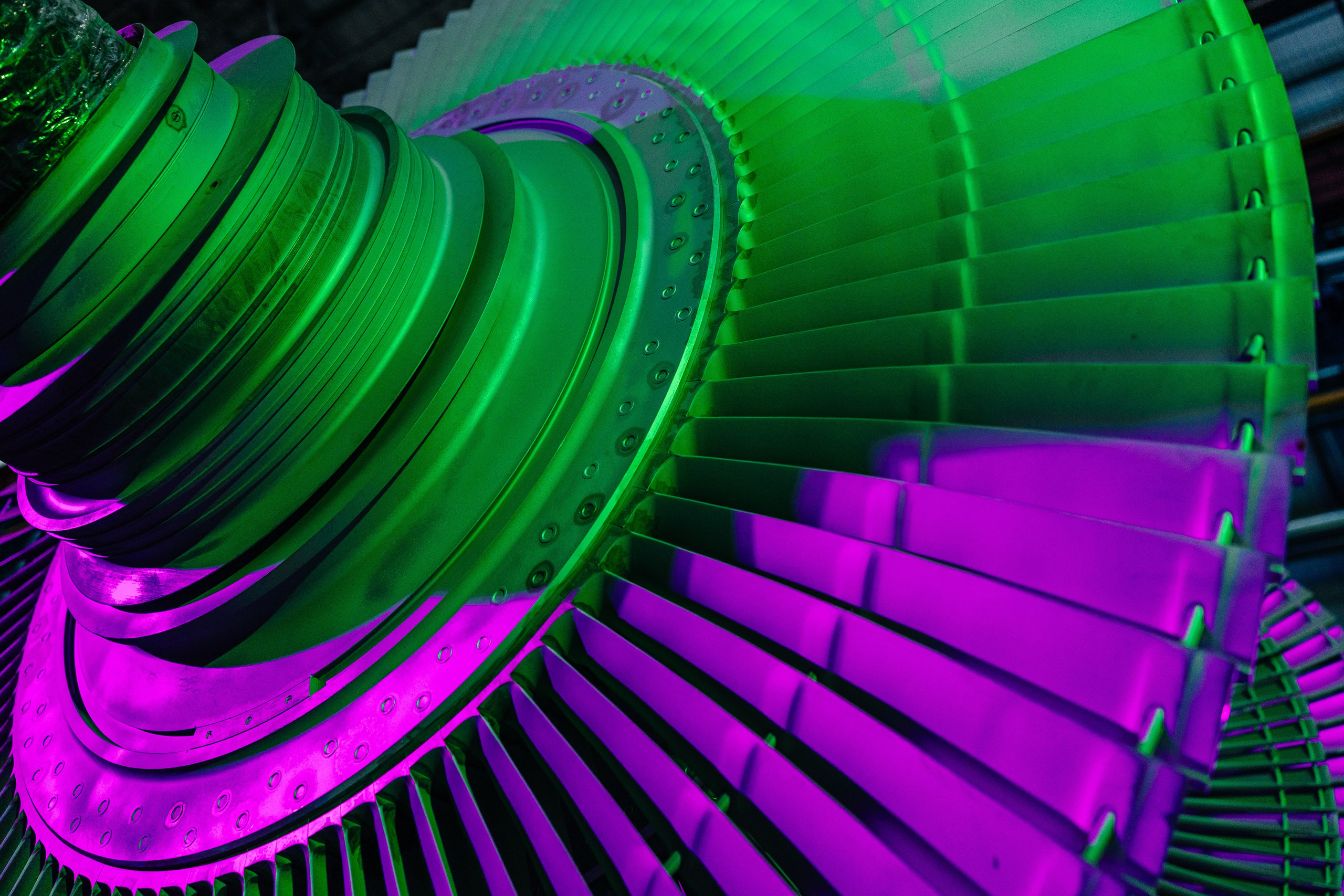 Яркая промышленная съёмка на стыке реальности и визуальных трендов