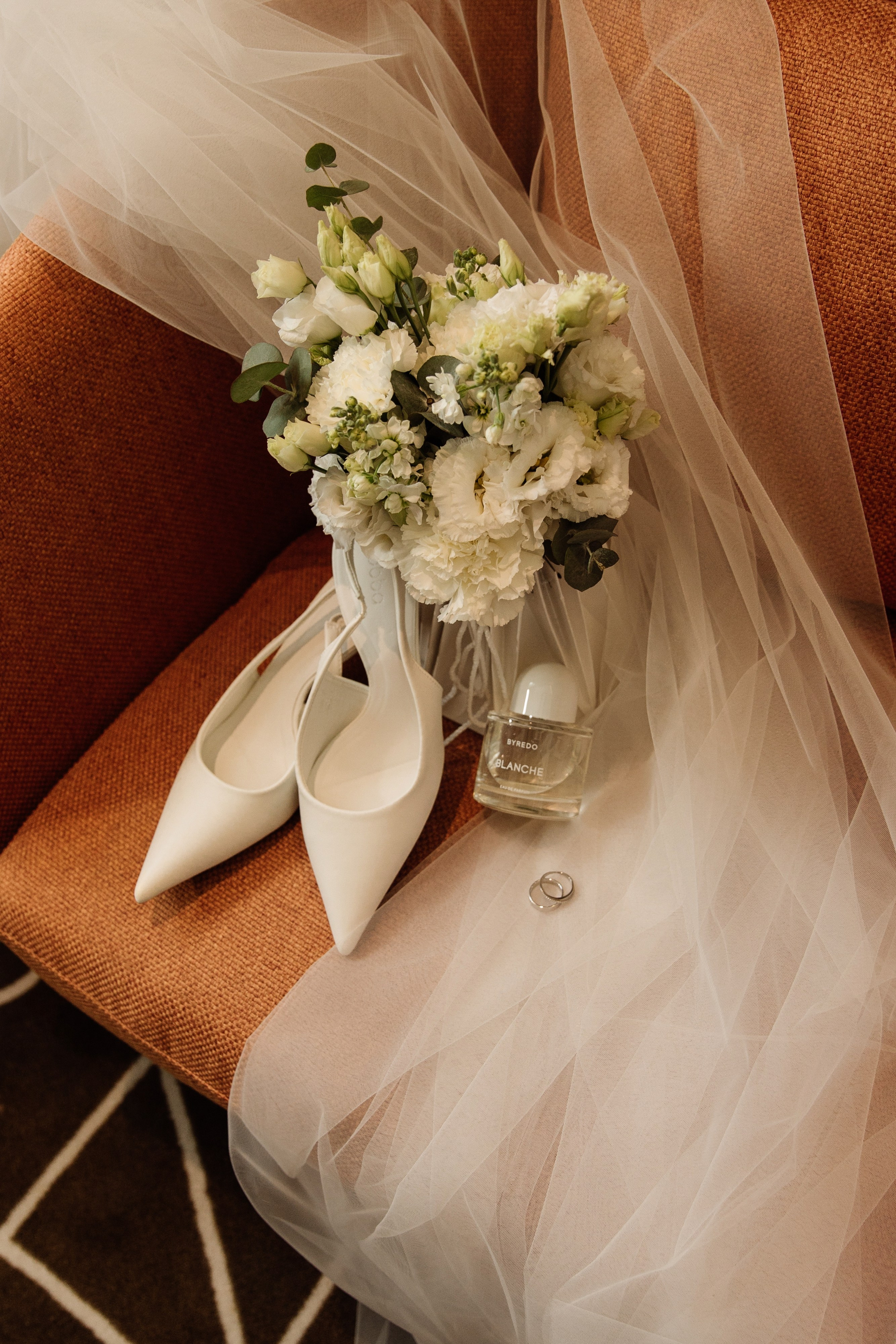 Букет невесты с розами и зеленью