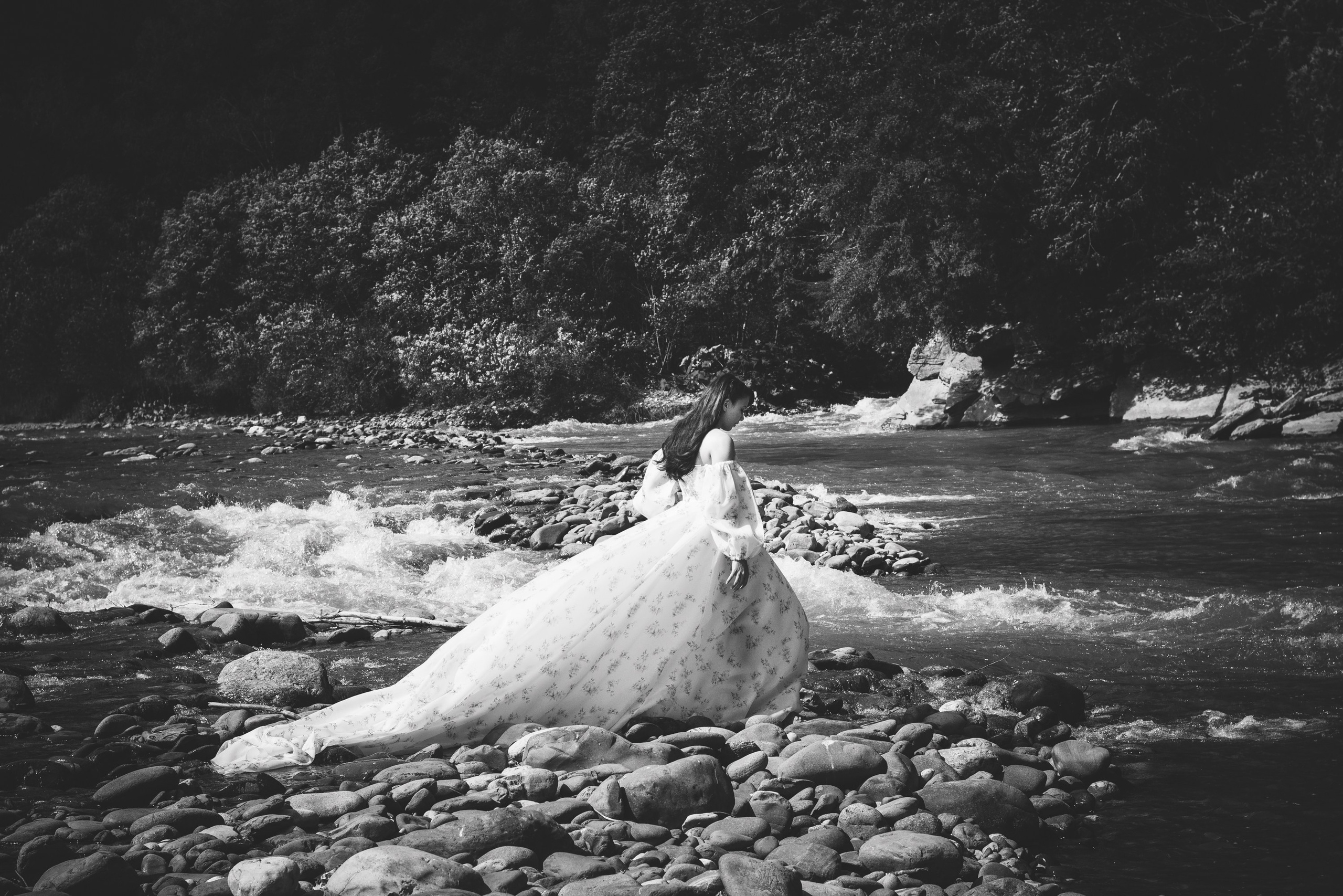 Фотосессия в горной реке. Почти свадебная фотосессия в Красной поляне в разгар сезона. Фотограф в Сочи | Щербакова Дарья