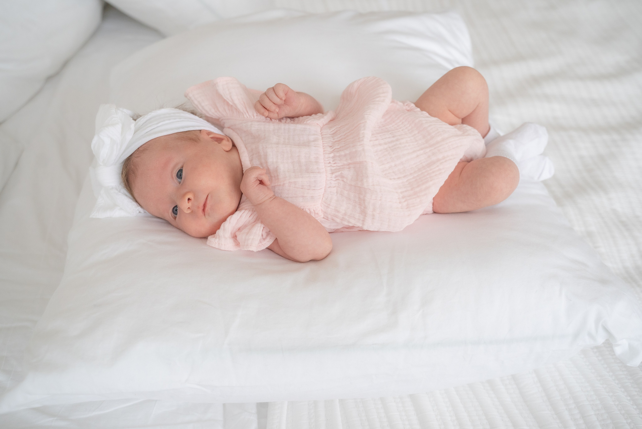 Лайфстайл фотосессия новорожденной в студии