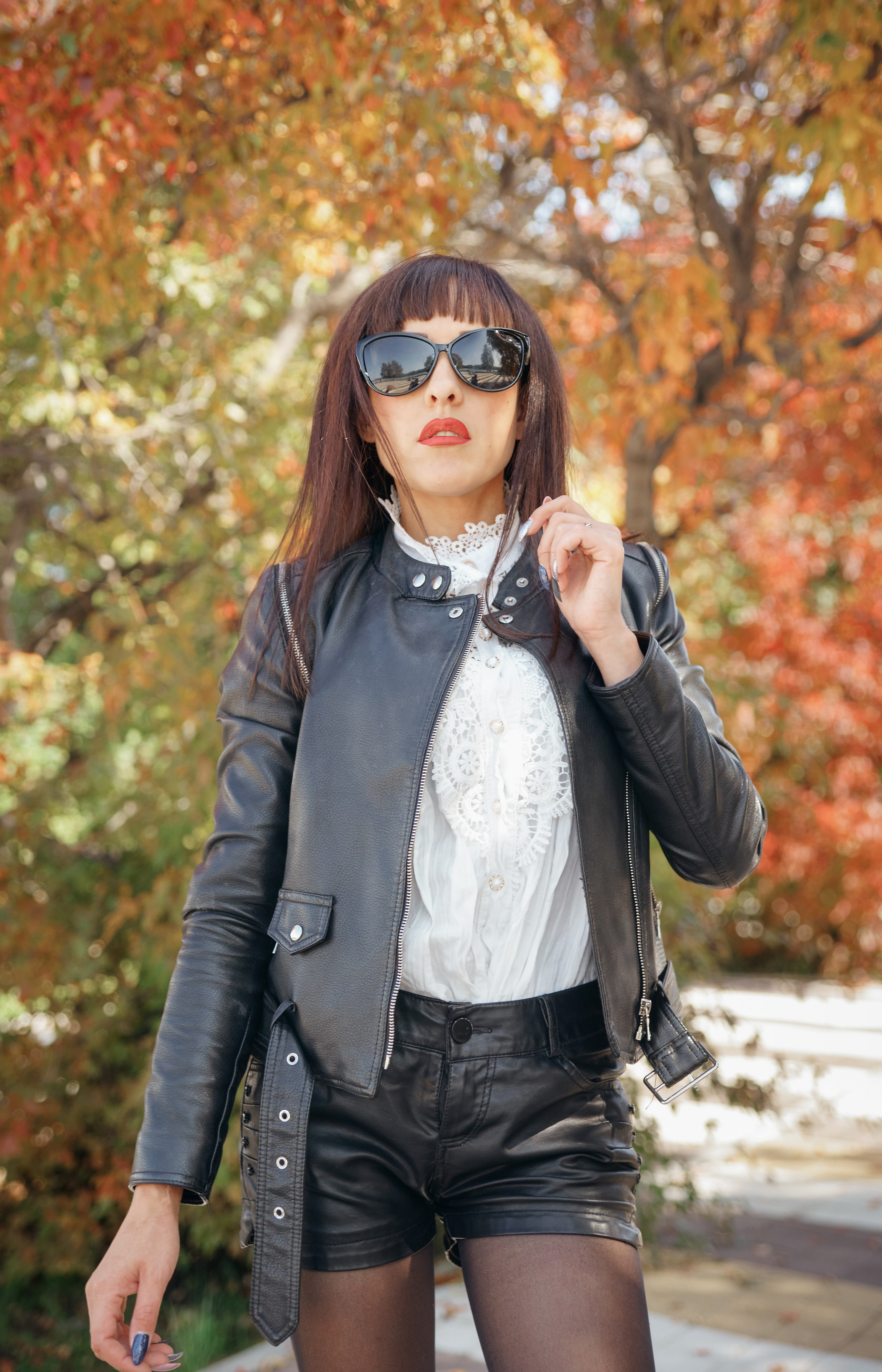 Семейная осенняя фотосессия в парке - мама в кожаной куртке
