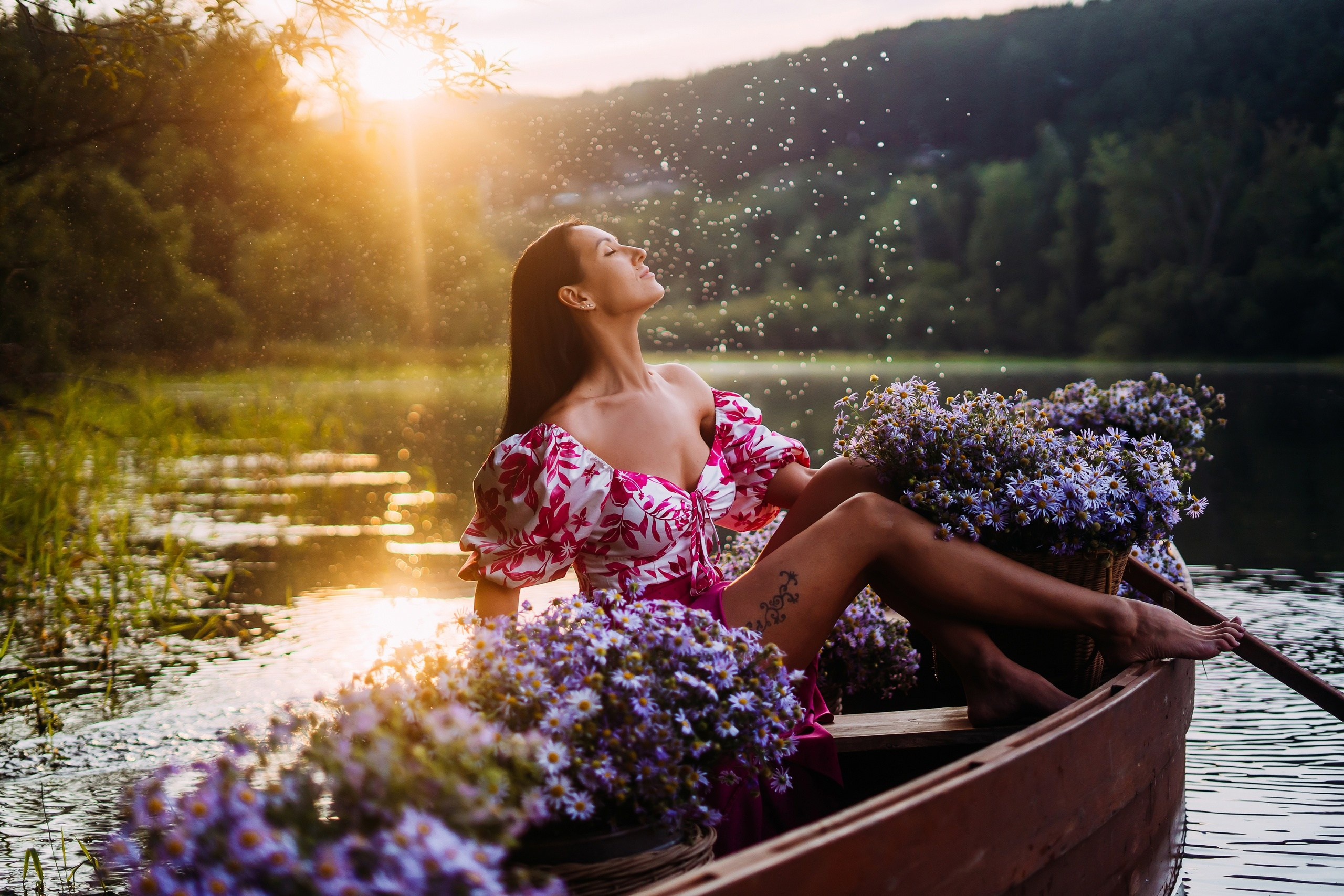 Фотопроекты на лодке с цветами в Красноярске. Фотографы Харины Иван и Светлана Красноярск