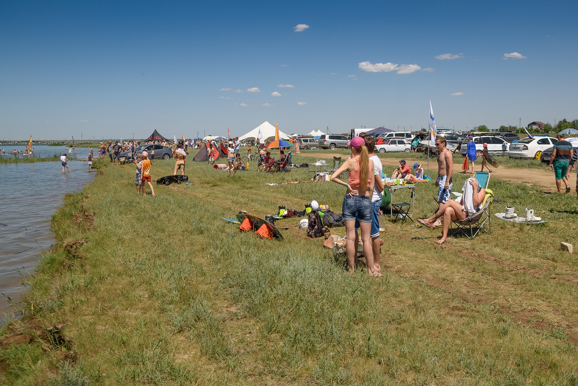 Множество людей отдыхают на берегу Варваровского водохранилища
