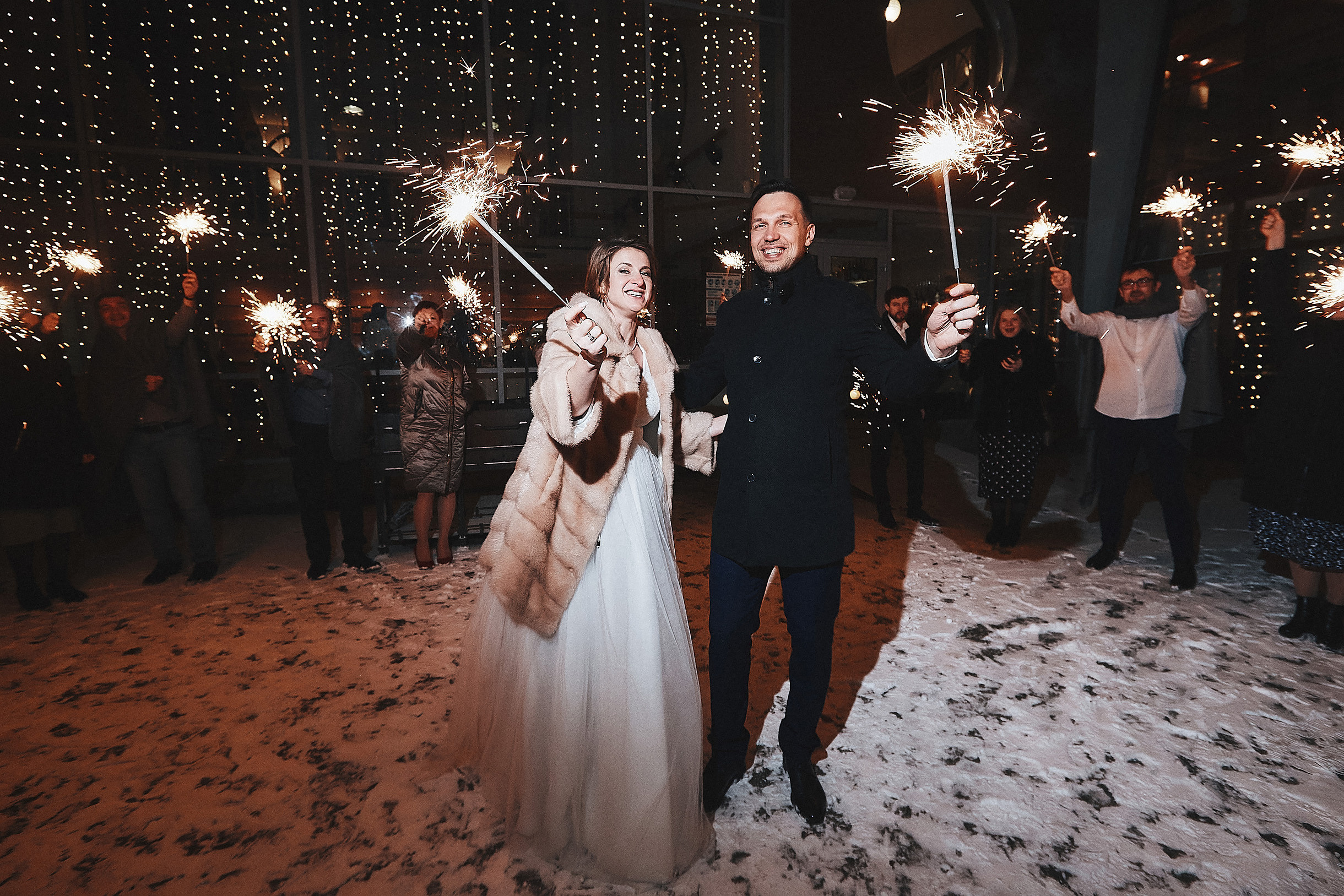 финал свадьбы с бенгальскими огнями