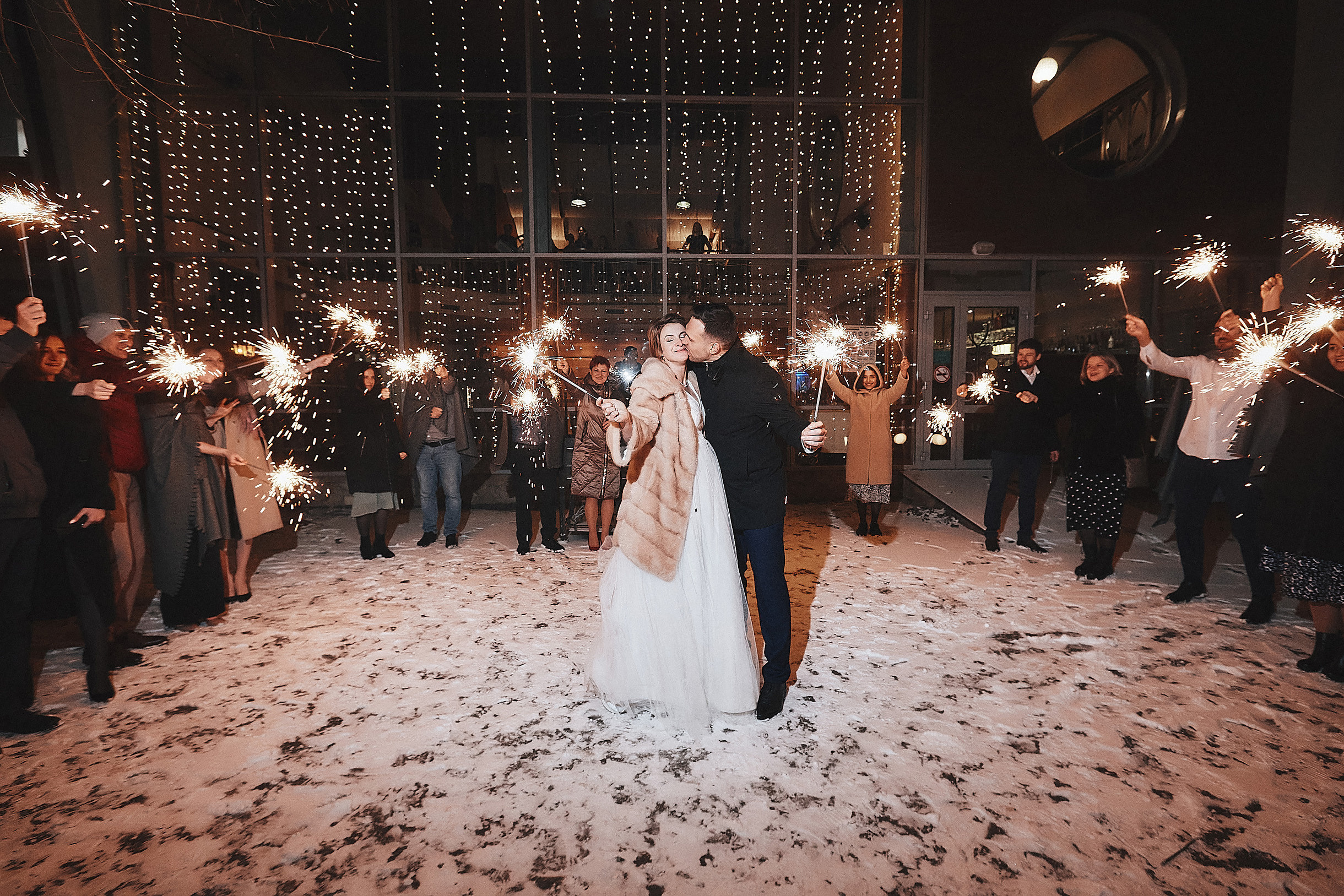 финал свадьбы с бенгальскими огнями