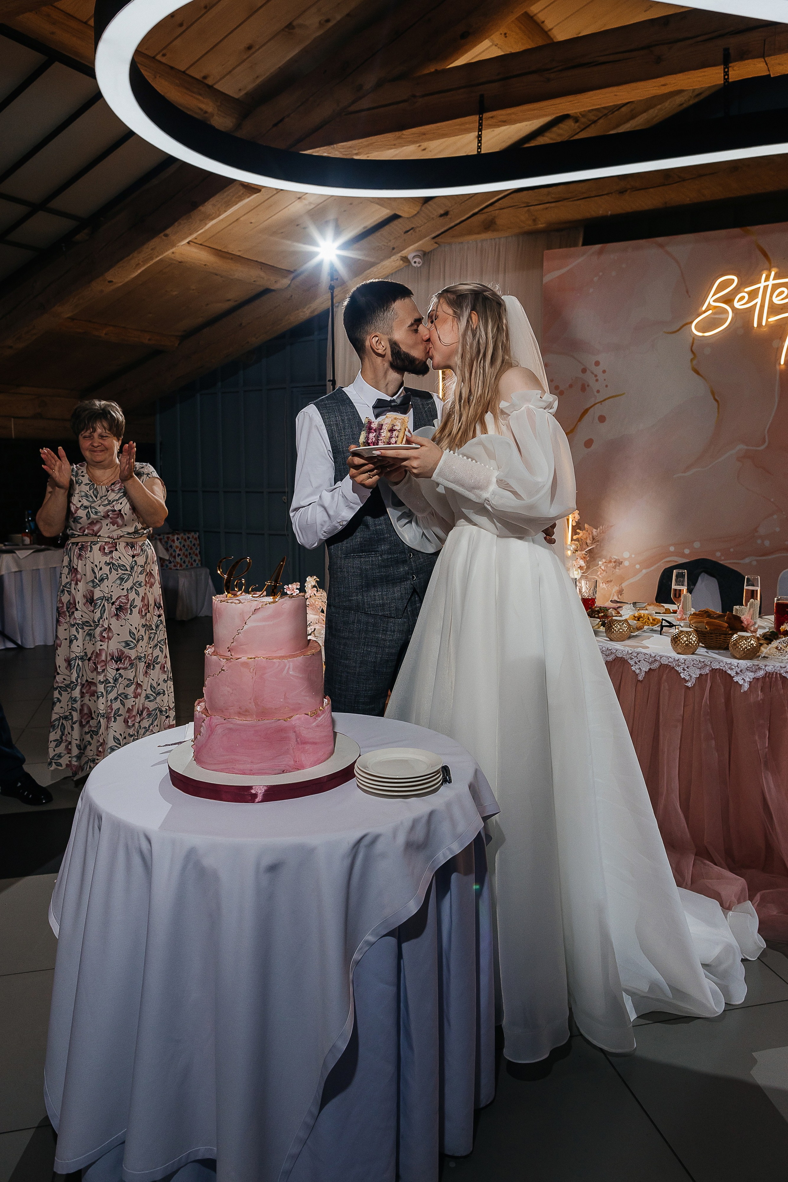 Чувственная первая встреча пары в отеле. Олег Сверчков | Свадебный фотограф Вологда