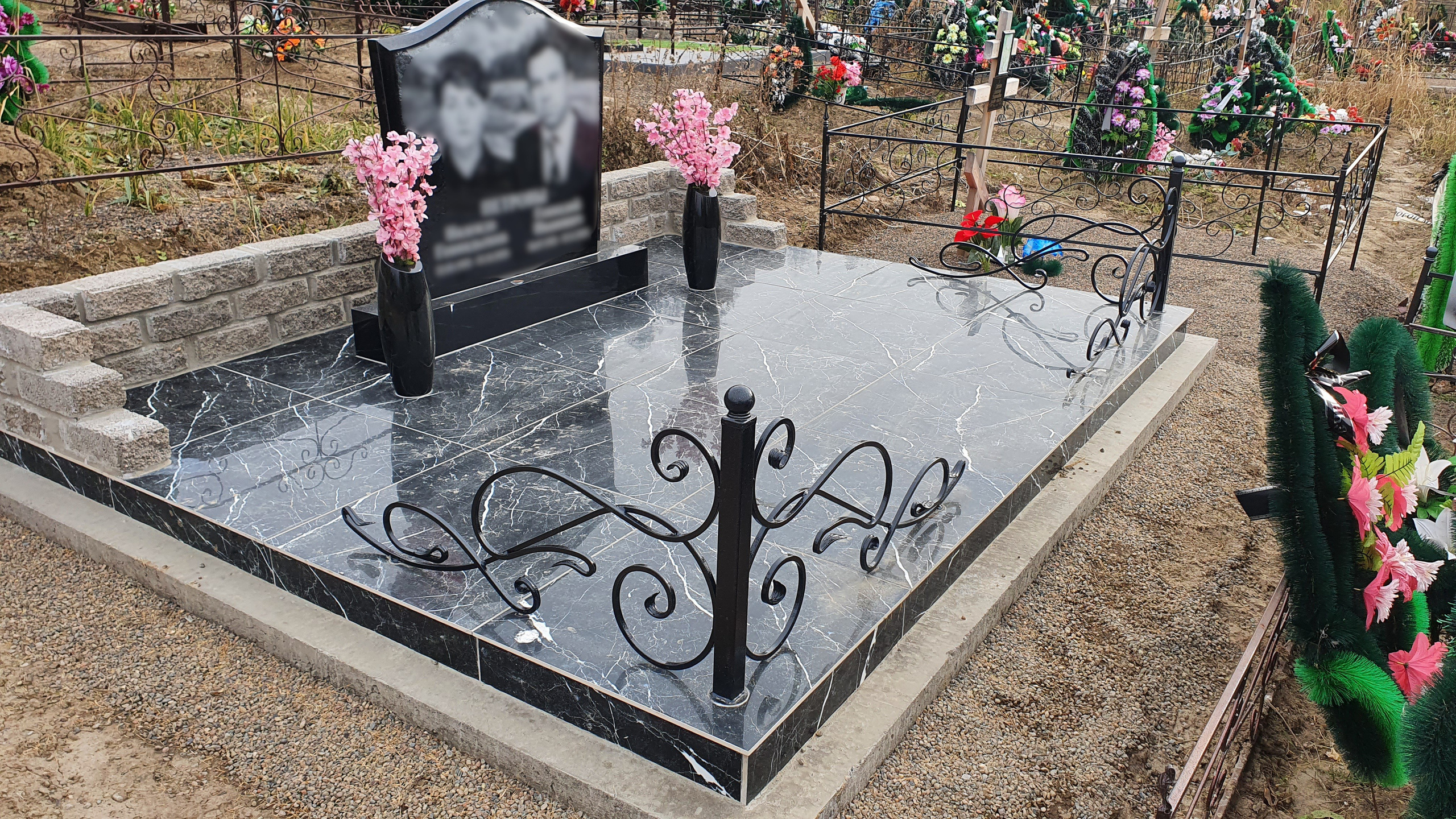 ГРАНИТ26 Ритуальные услуги Железногорск. Благоустройство могил, продажа памятников