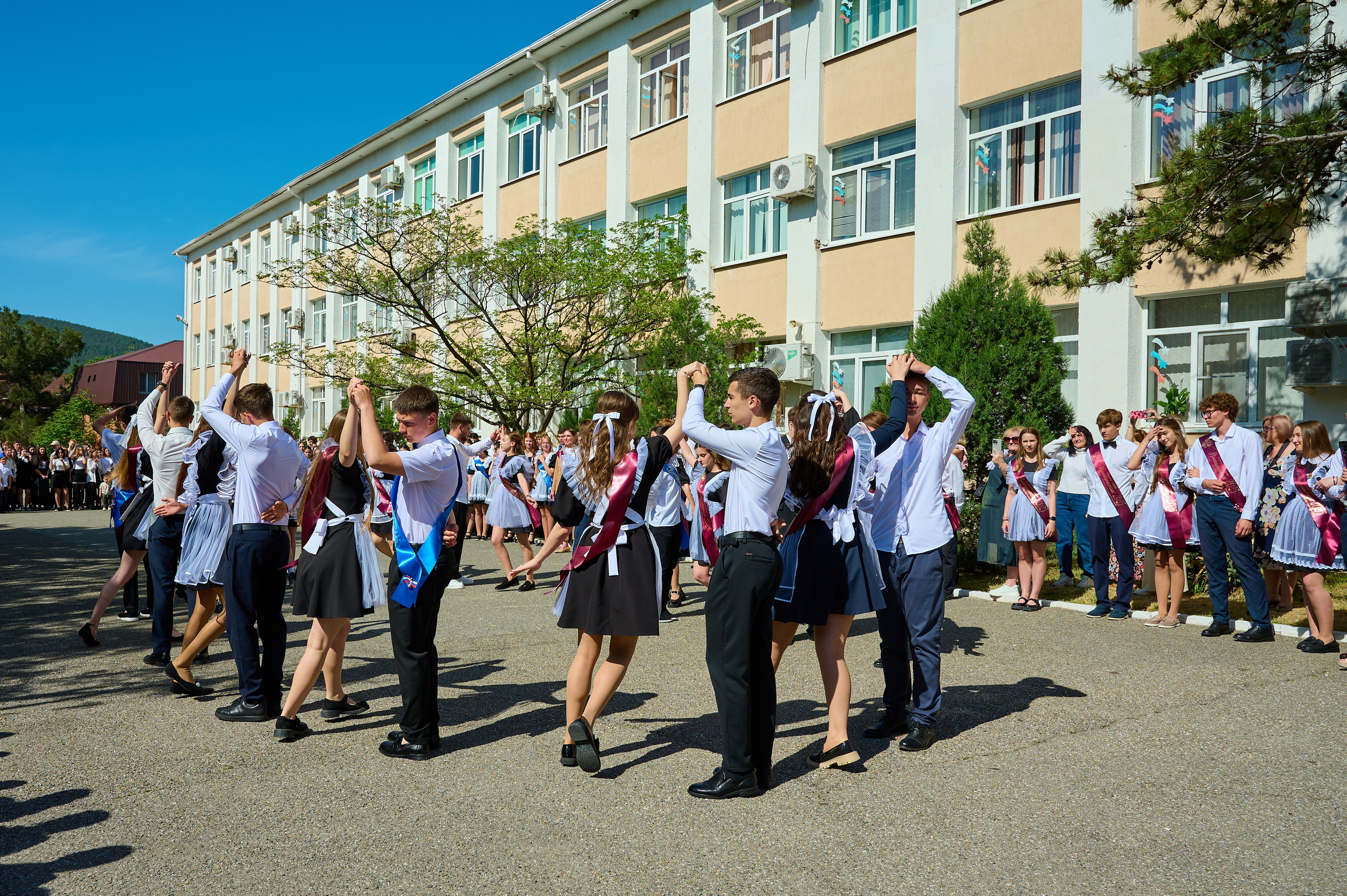 Последний звонок 2025. Жизнь курорта Кабардинка в фотографиях