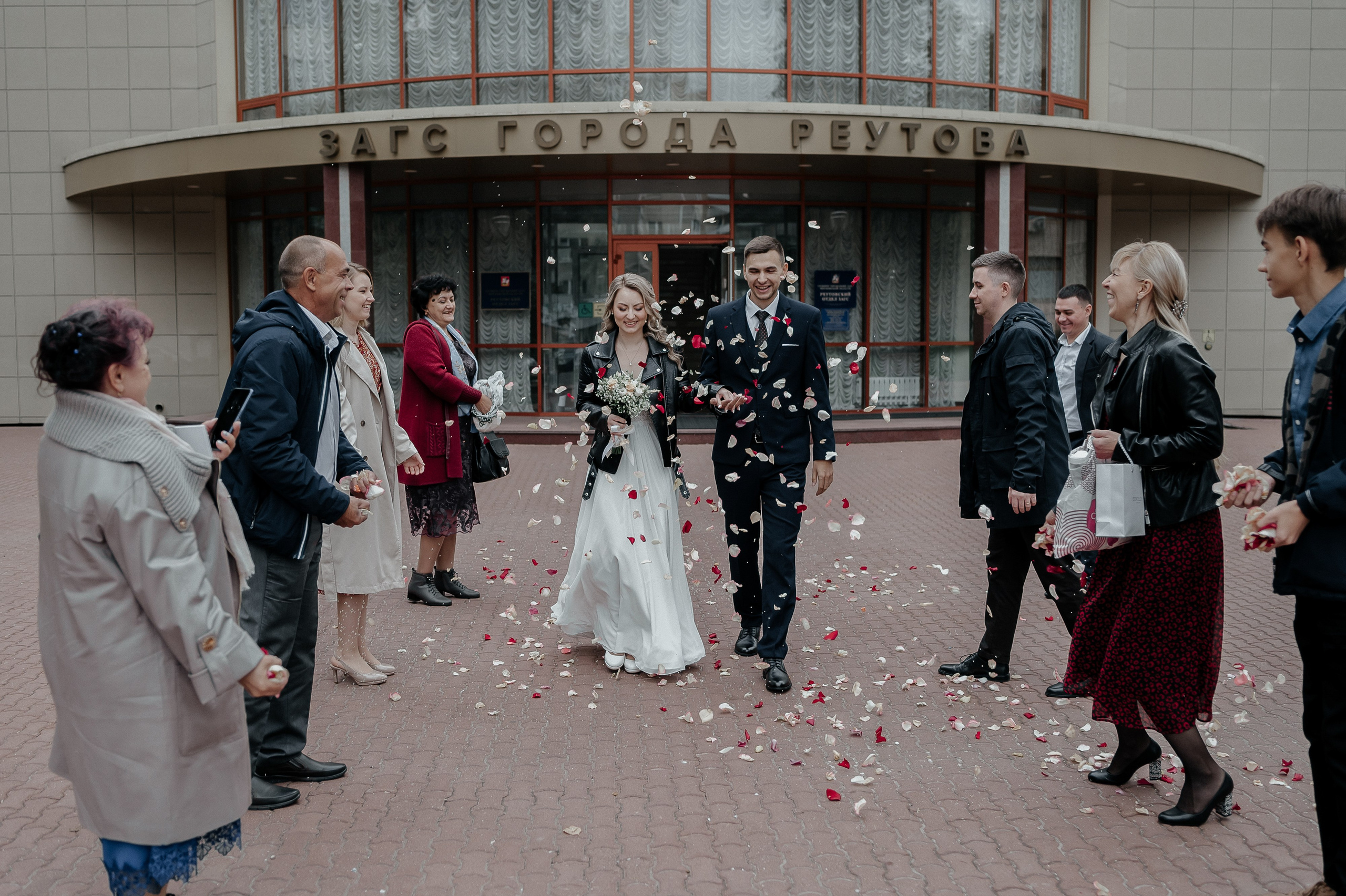 Бросание лепестков после регистрации брака