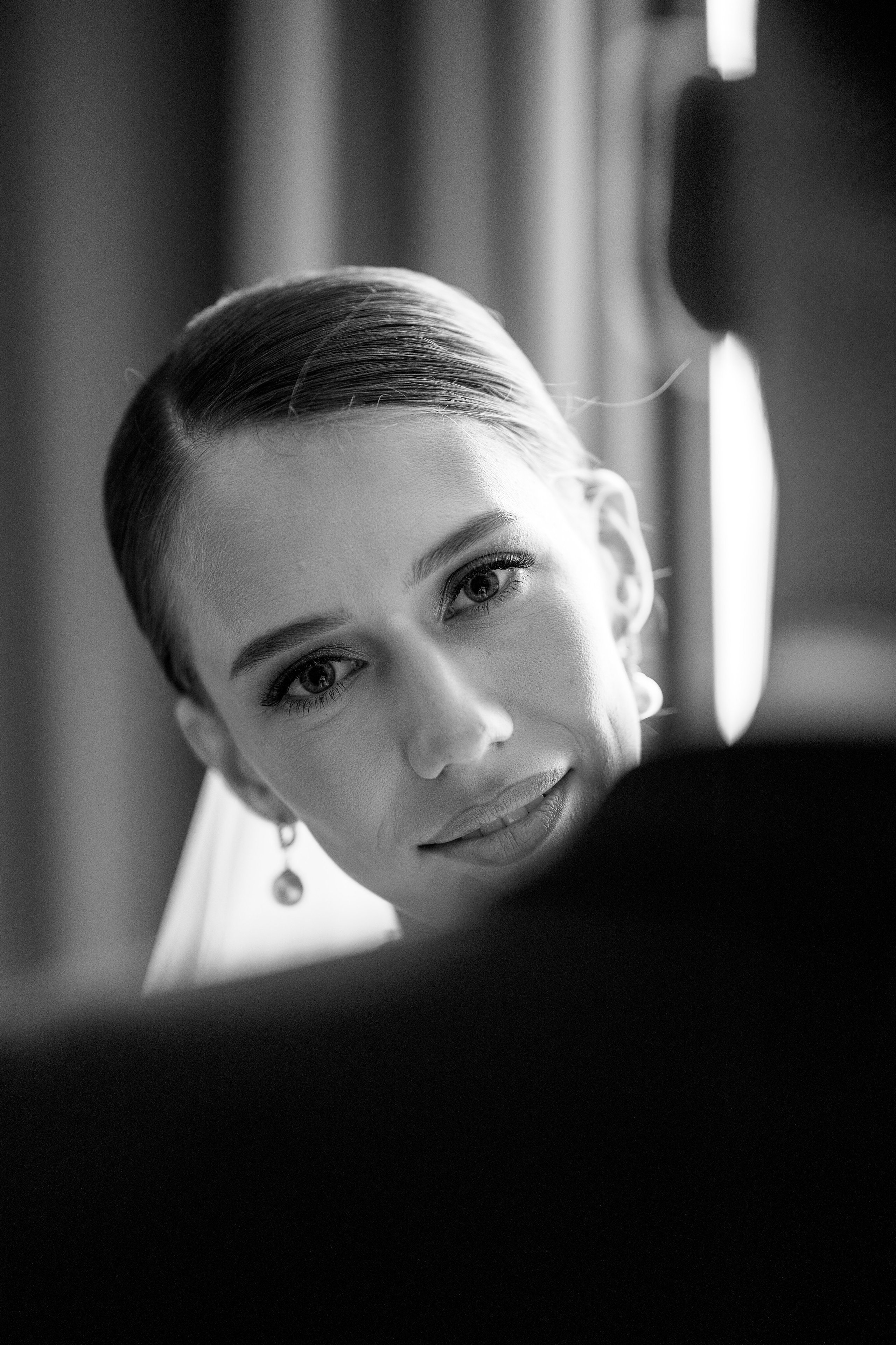 Невеста надевает бутоньерку