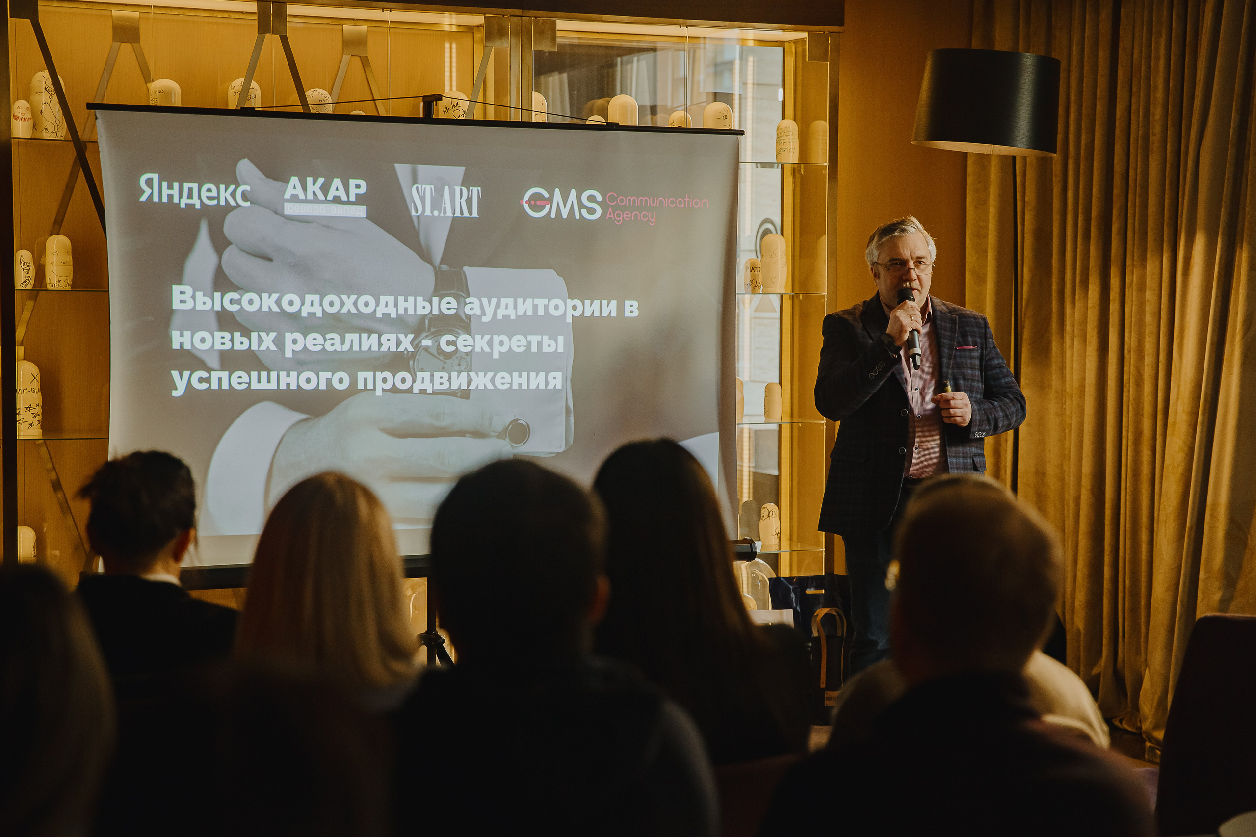 Оратор выступает перед публикой репортаж