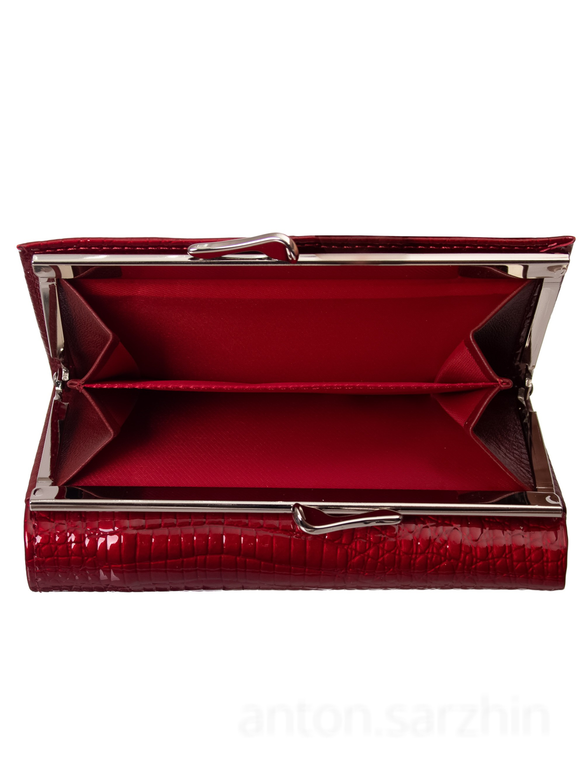 Предметная съемка женского клатча в открытом состоянии