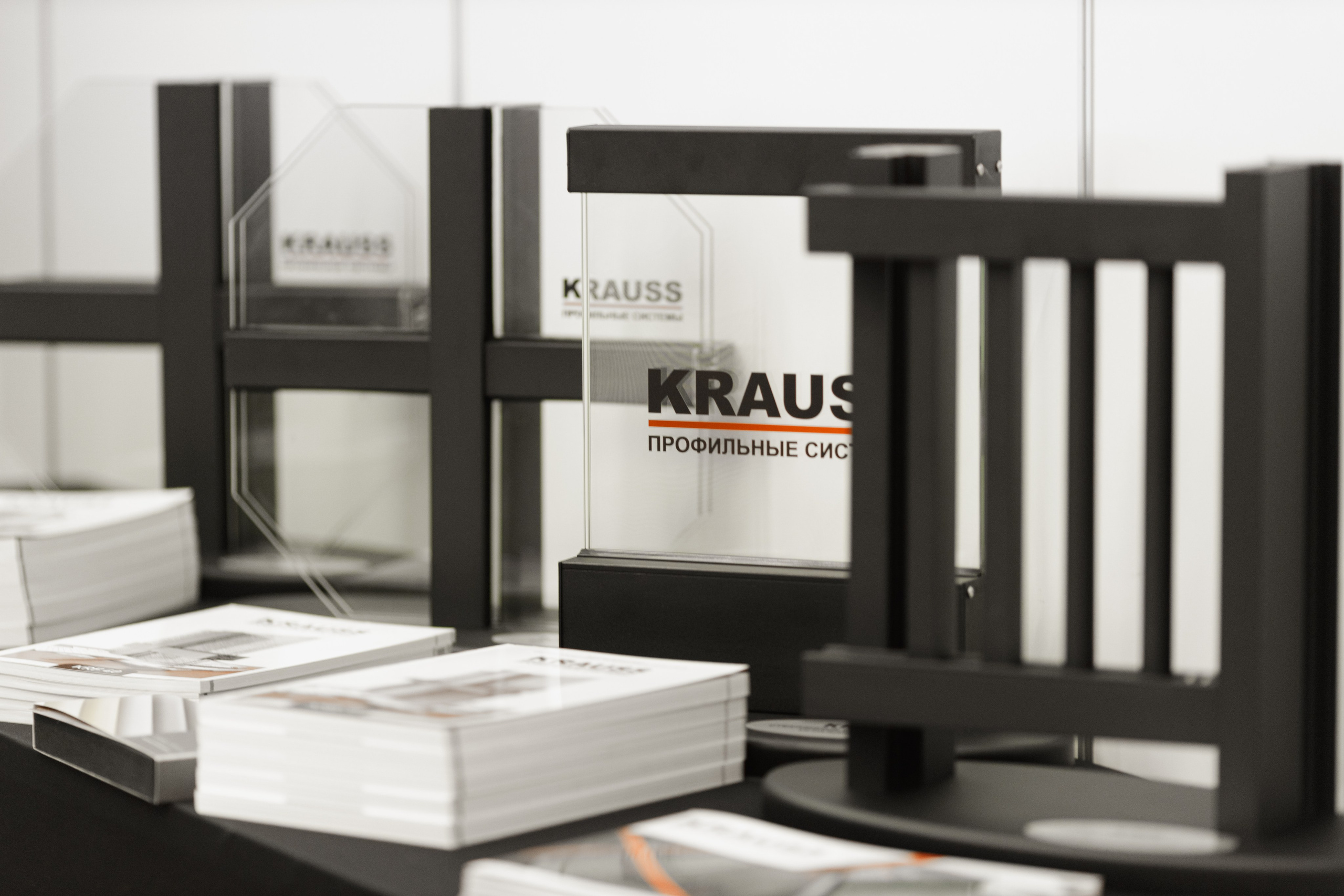 Стенд с продукцией компании KRAUS