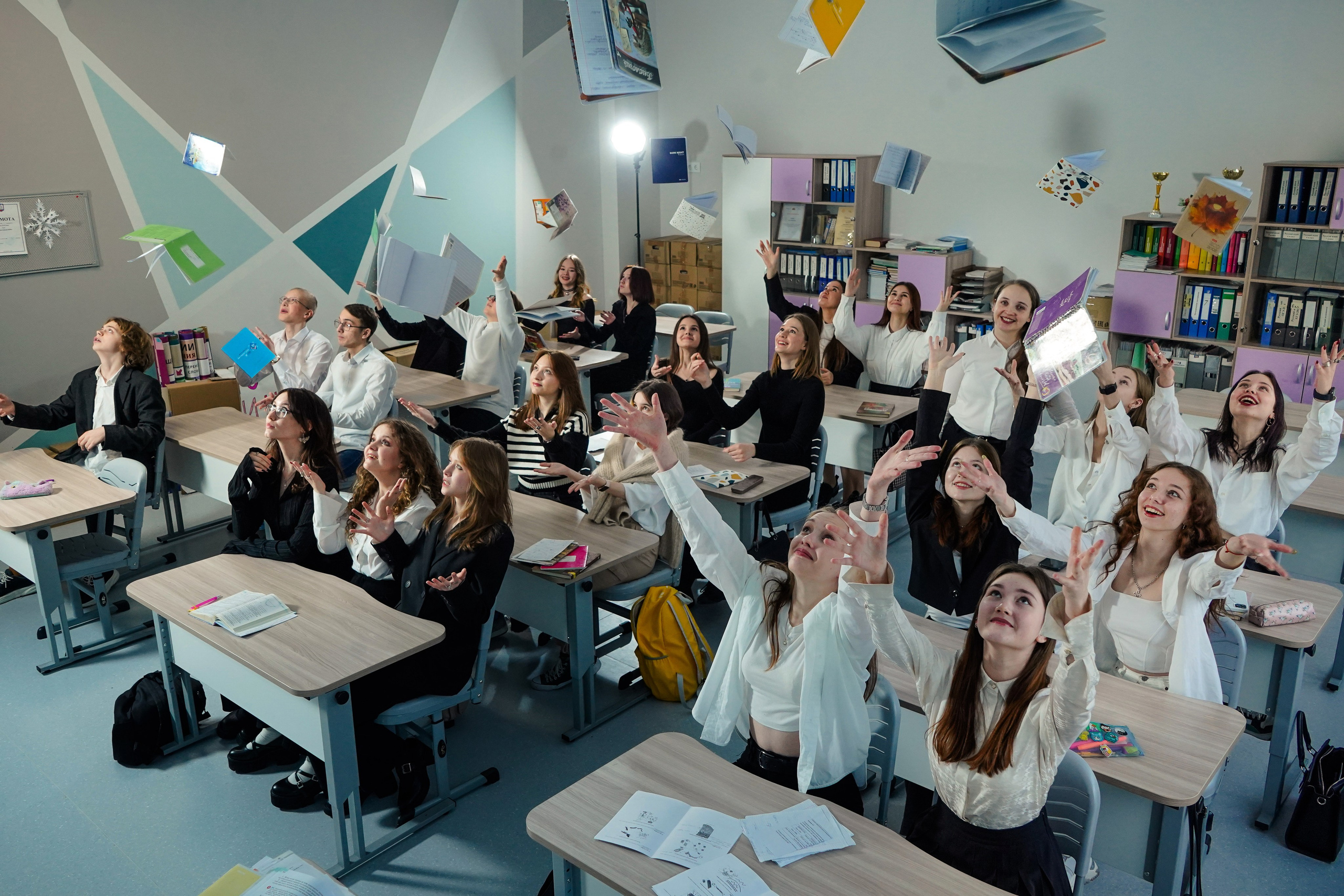 Выпускные альбомы 11 класс Гимназия 40, выпуск 2024. Семейный и портретный фотограф в Екатеринбурге Анна Лобанова