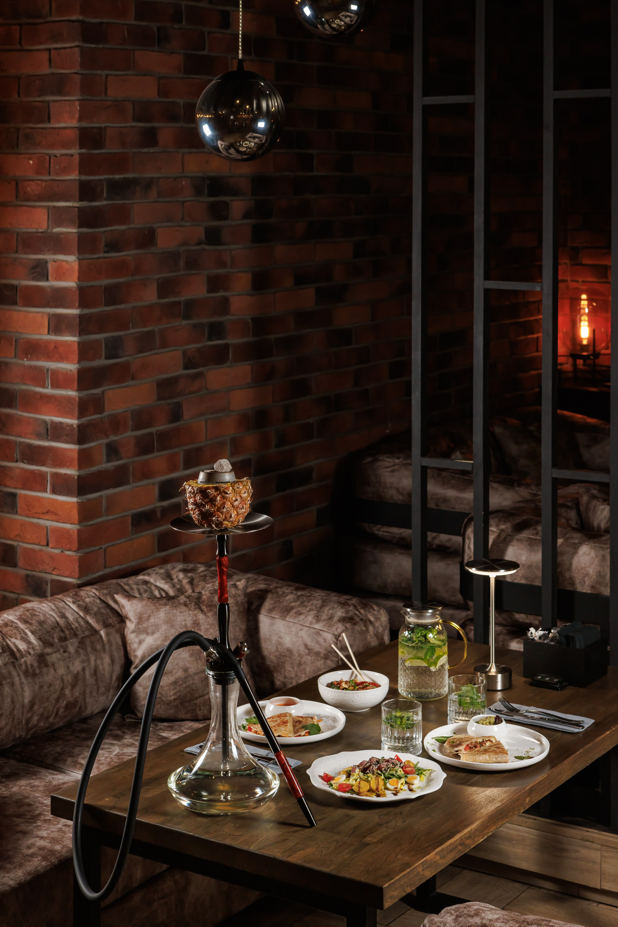 Кальян на сервированном столе в интерьере