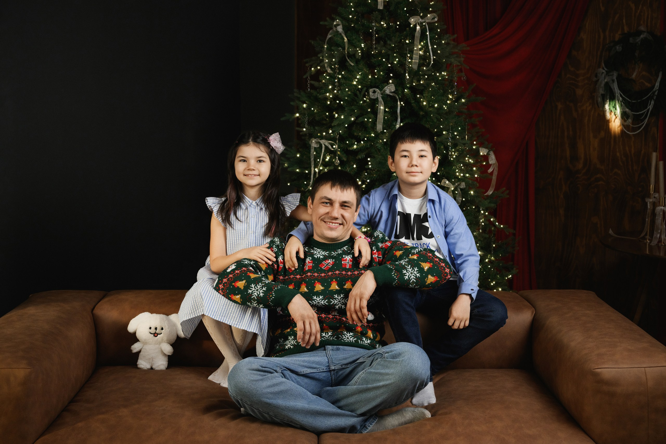 Семейная фотосъемка в студии в Петропавловске-Камчатском. Семейная фотосессия в студии в Петропавловске-Камчатском. Профессиональная семейная фотосъемка в светлой студии в Петропавловске-Камчатском. Стильные и теплые семейные фотографии в студии в Петропавловске-Камчатском. Семейная фотосессия в студии, стоимость в Петропавловске-Камчатском.