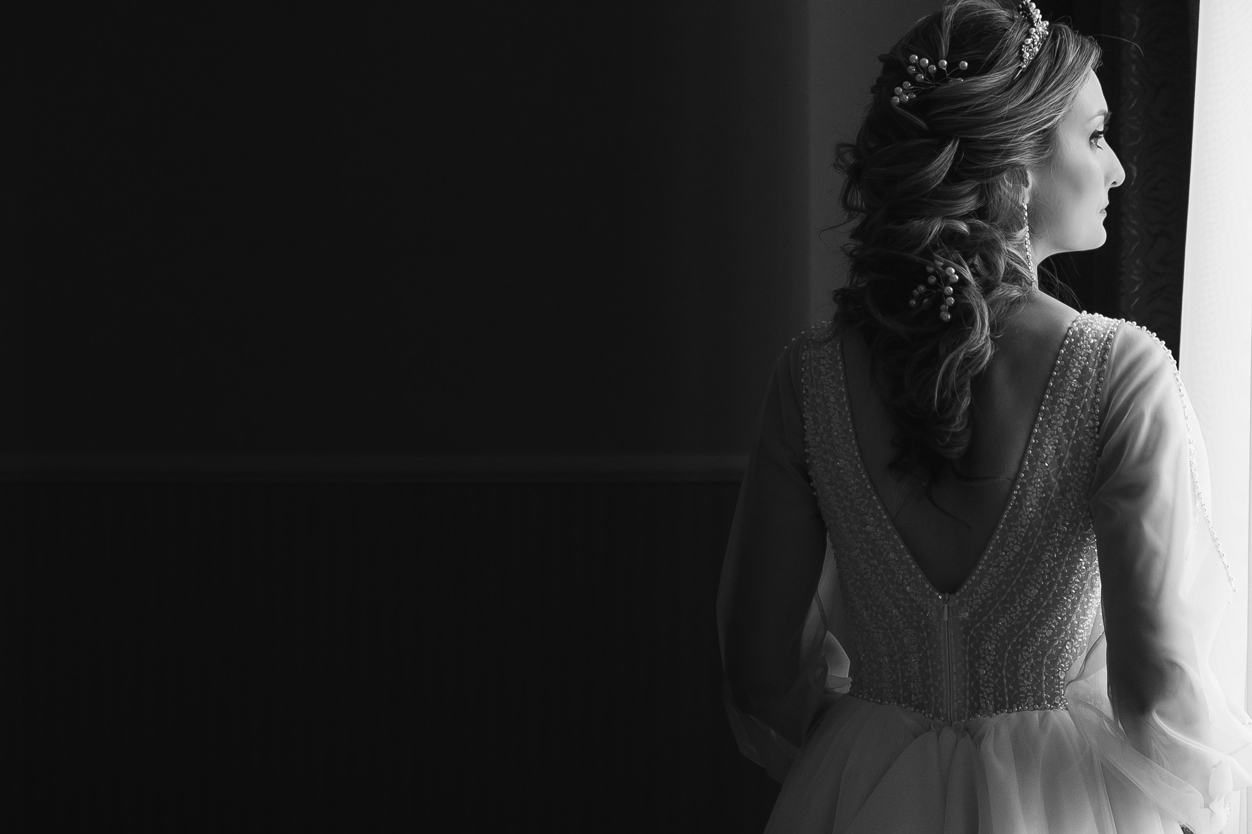 Портрет невесты у окна в кинематографическом стиле