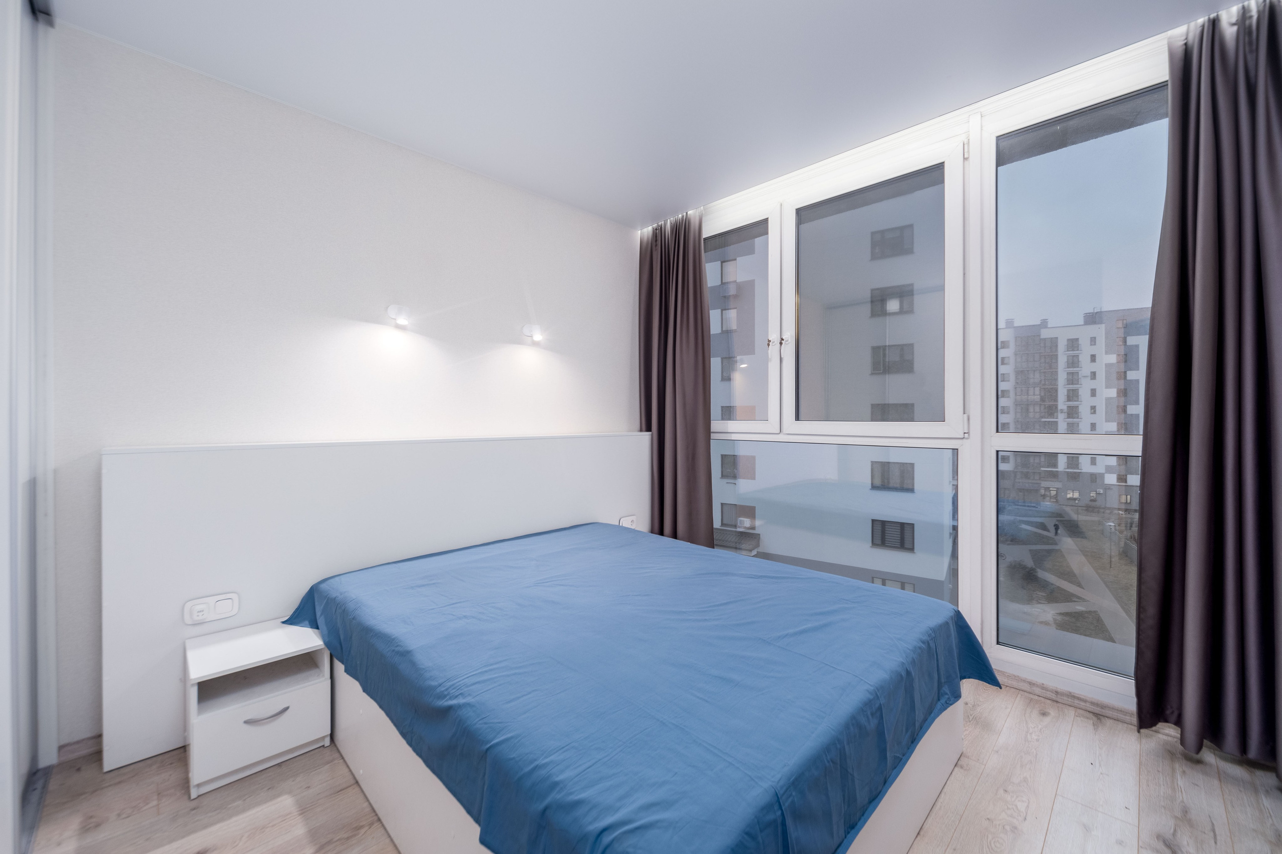 Интерьер мастер-спальни в трехкомнатной квартире в ЖК Минск Мир