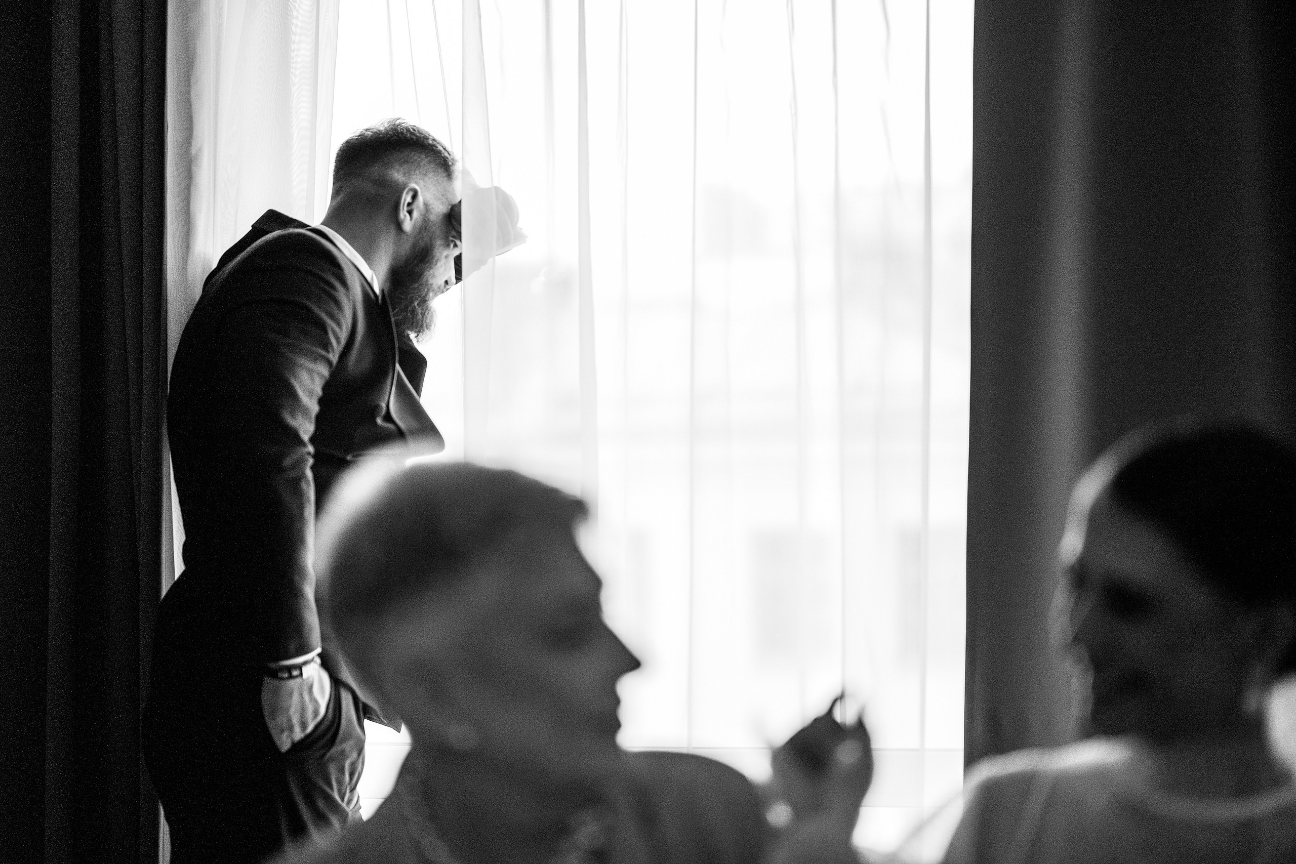 Жених изображает усталость