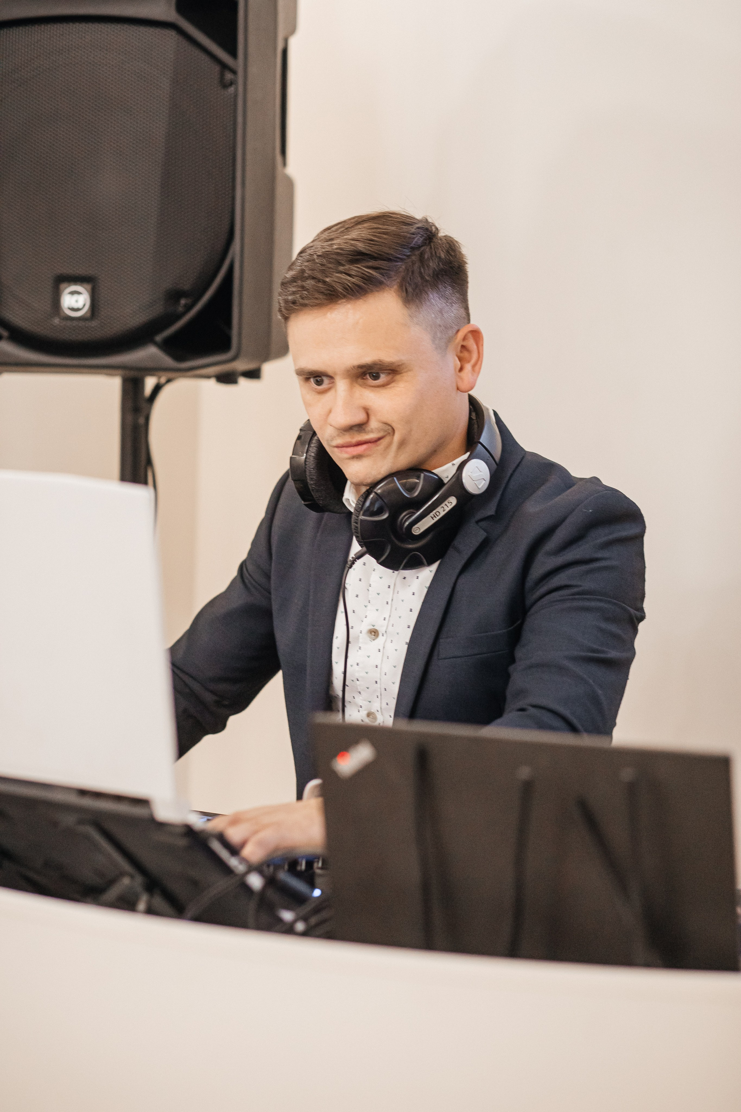 Диджей на мероприятии на Алтае