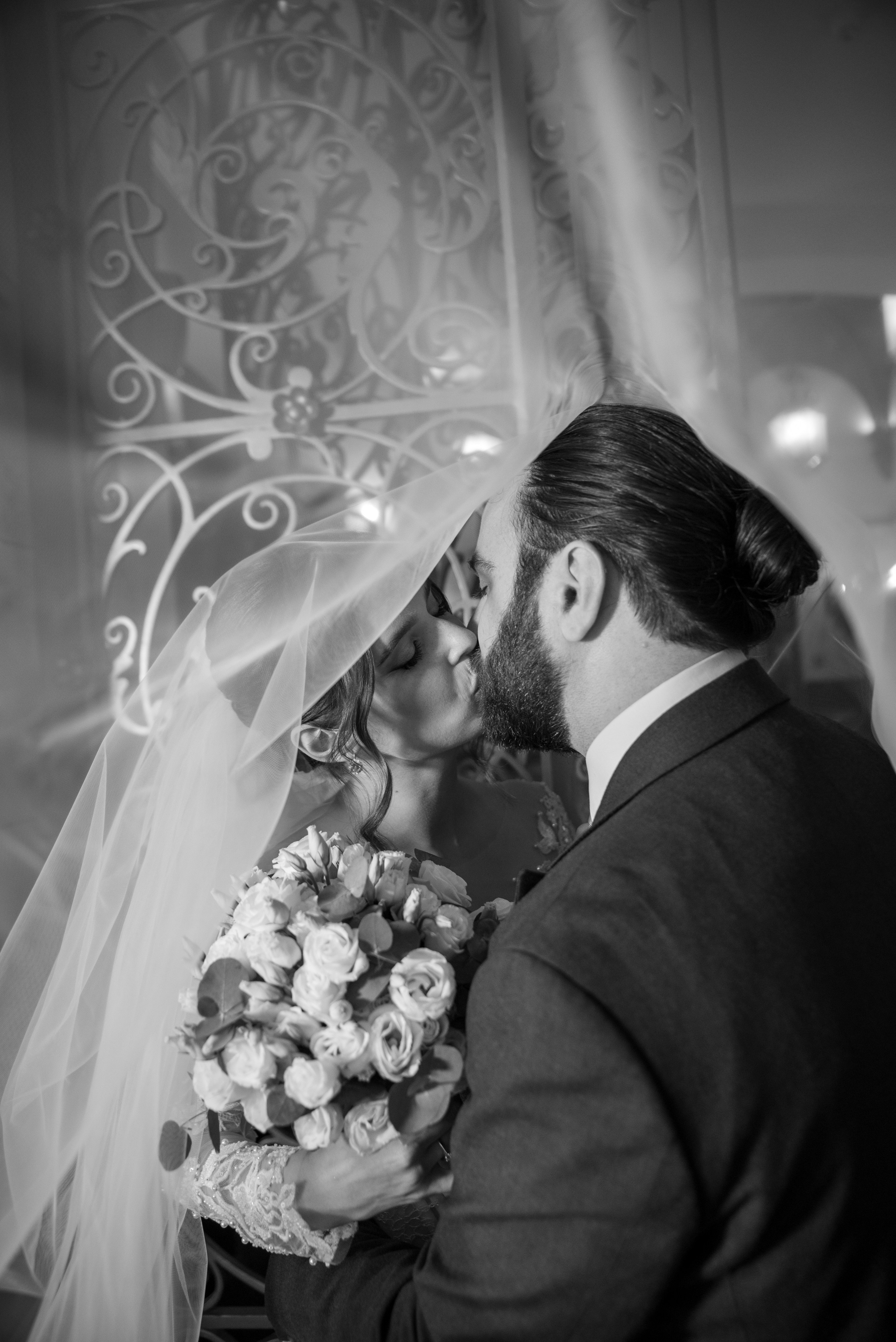 необычное свадебное фото, свадебная прогулка, фотосессия утра невесты, поцелуй жениха и невесты