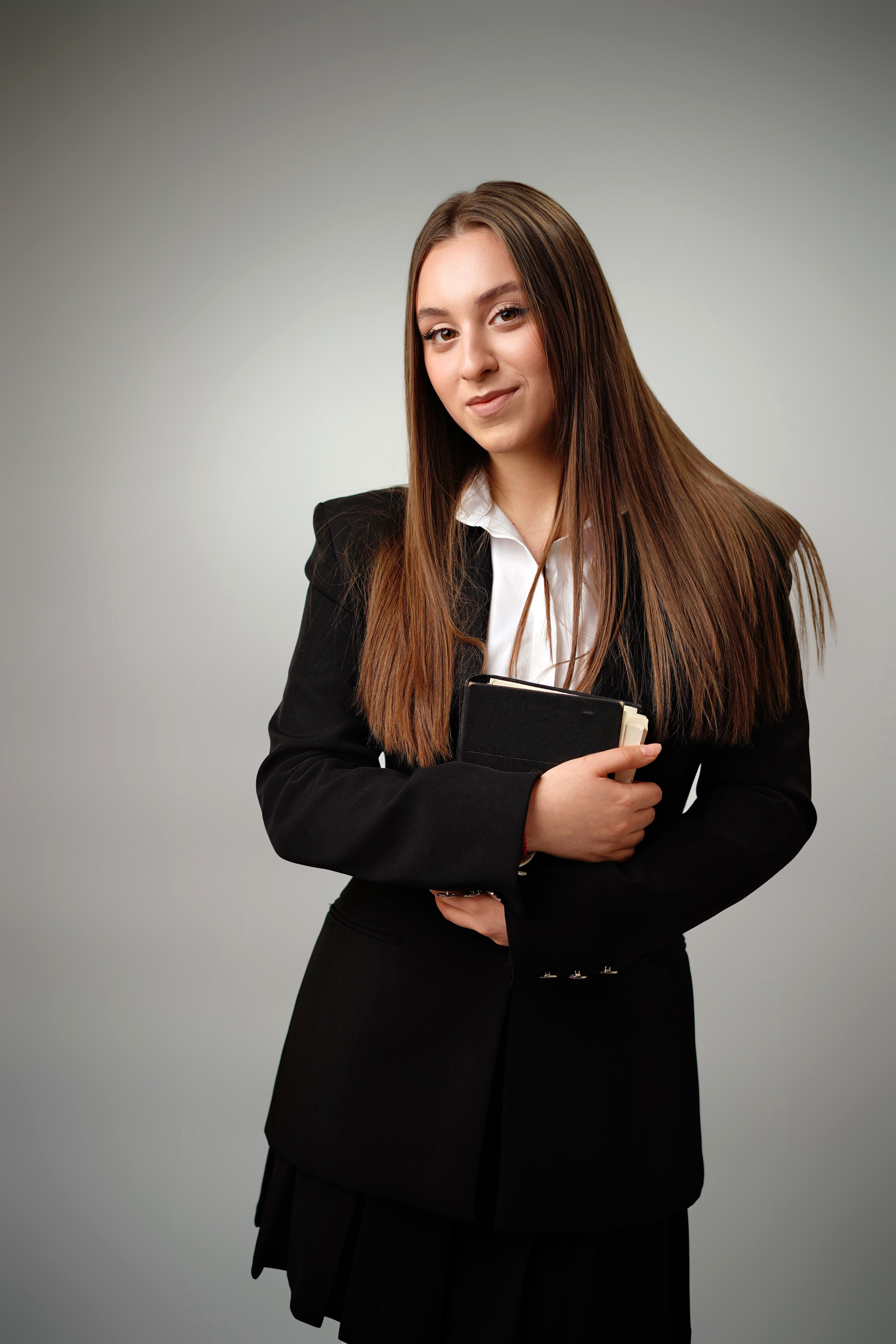 Стиль портрета в студии. GOTRA — выпускные альбомы в Тюмени