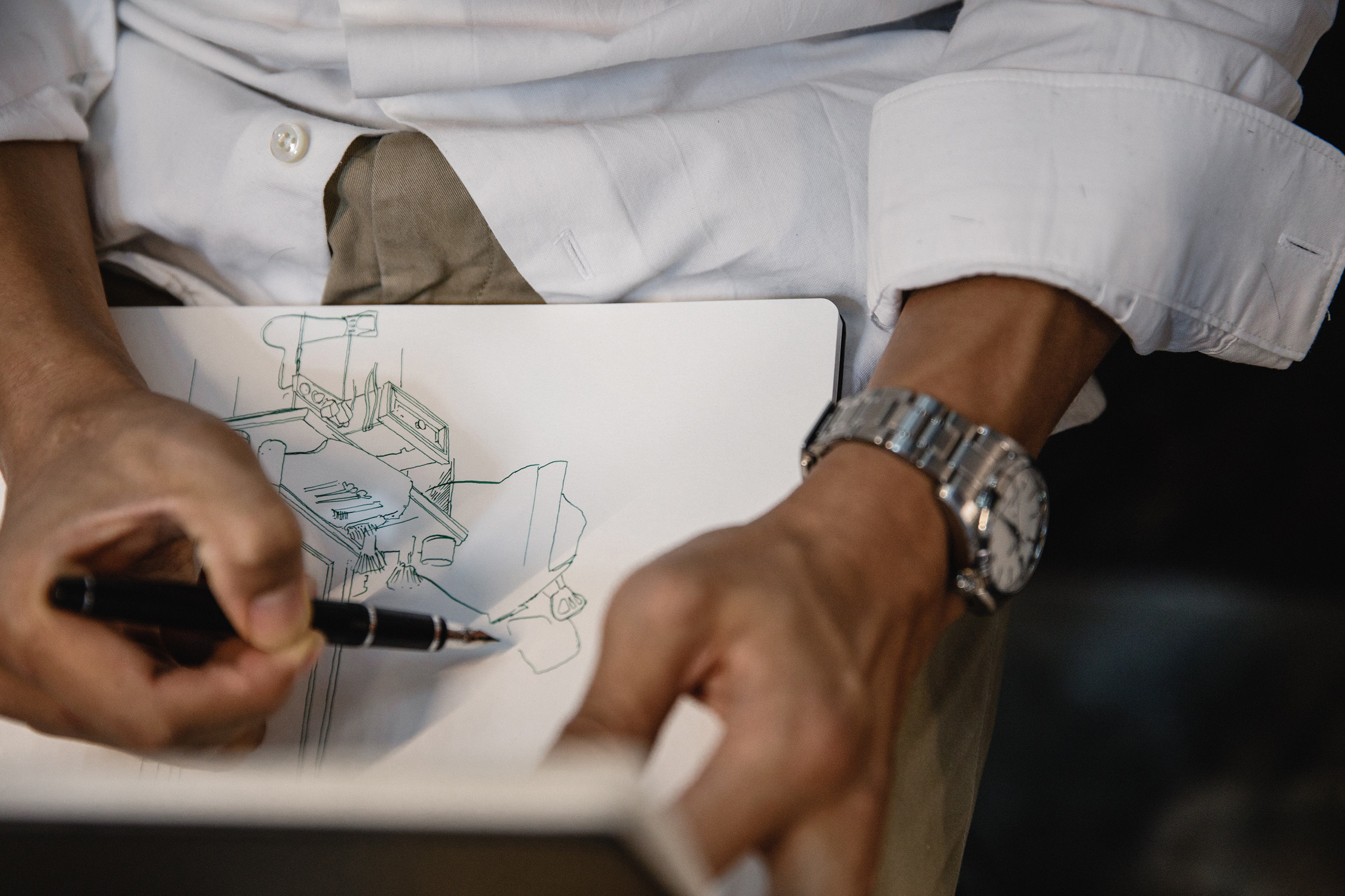 Детали, жених рисует