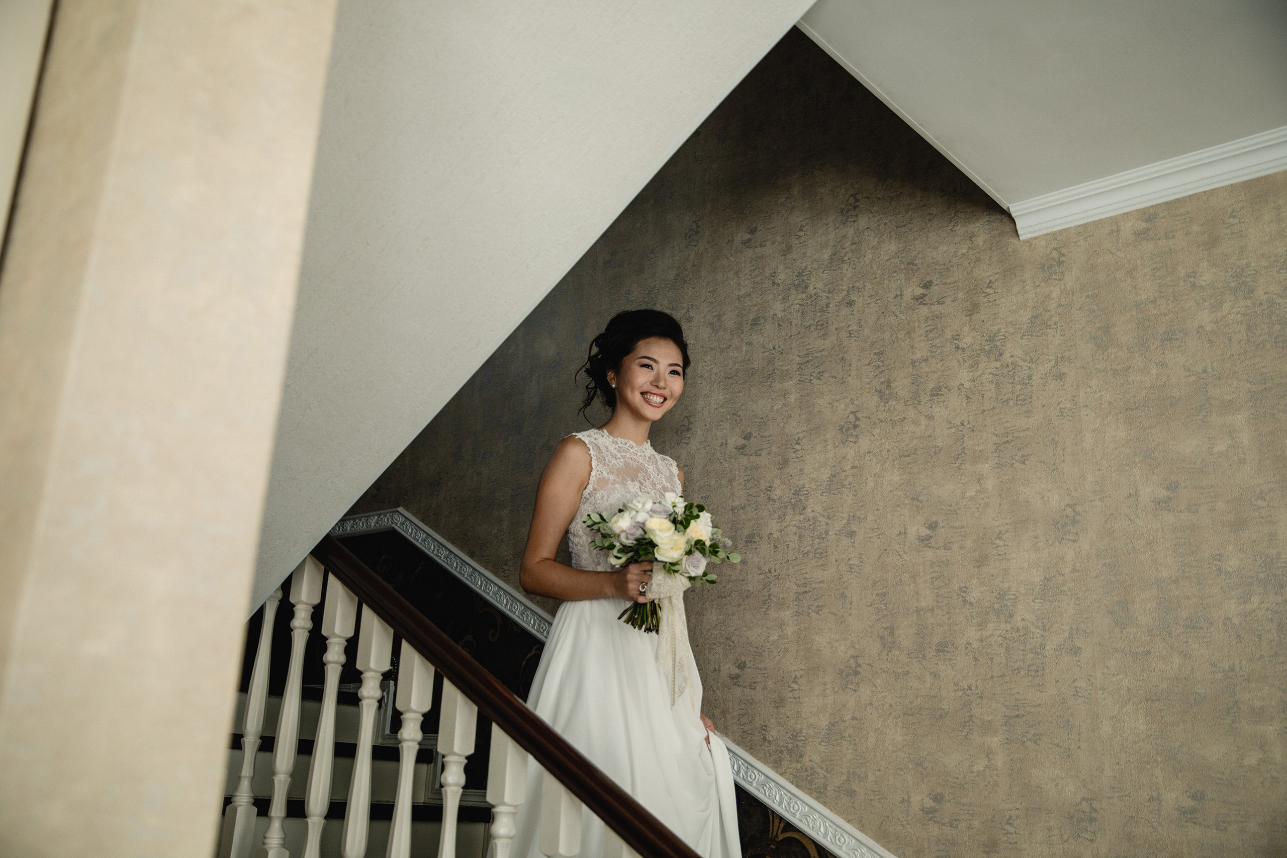 Невеста спускается по лестнице