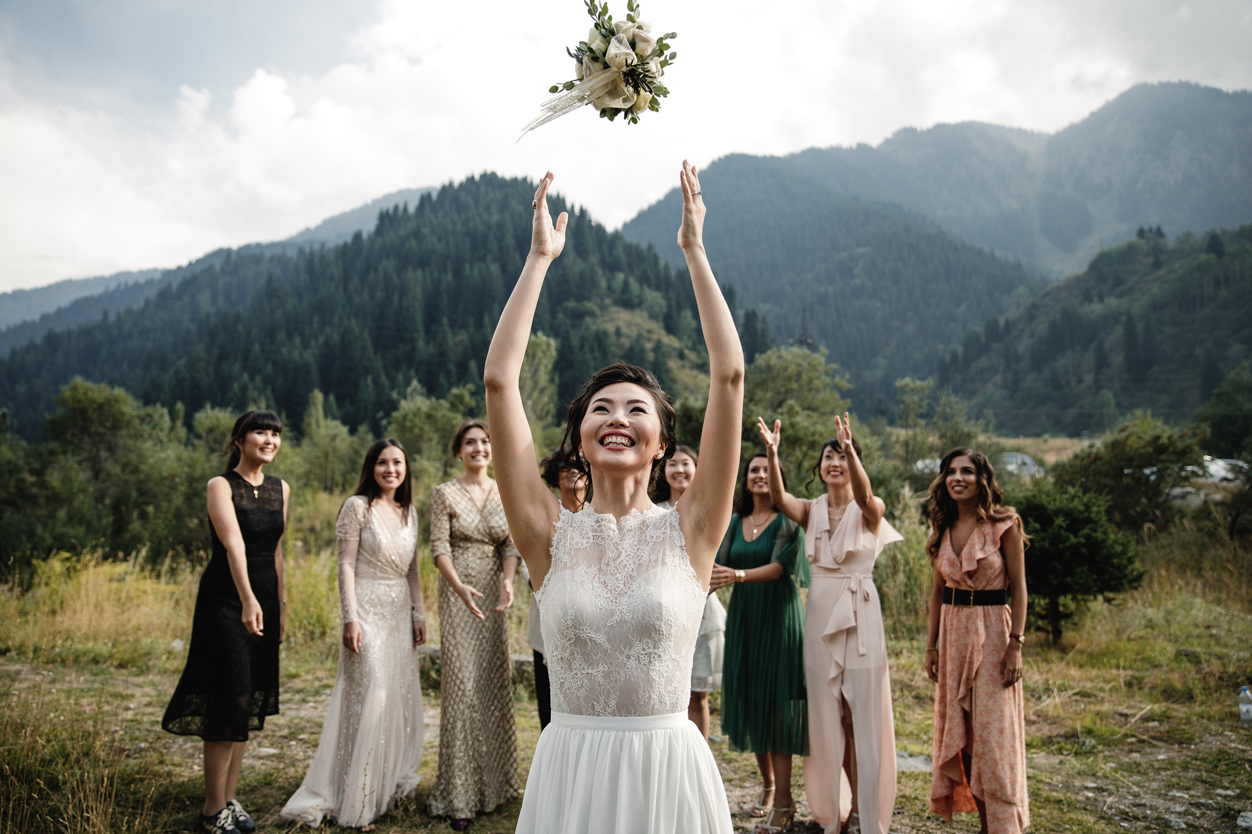 Невеста бросает букет