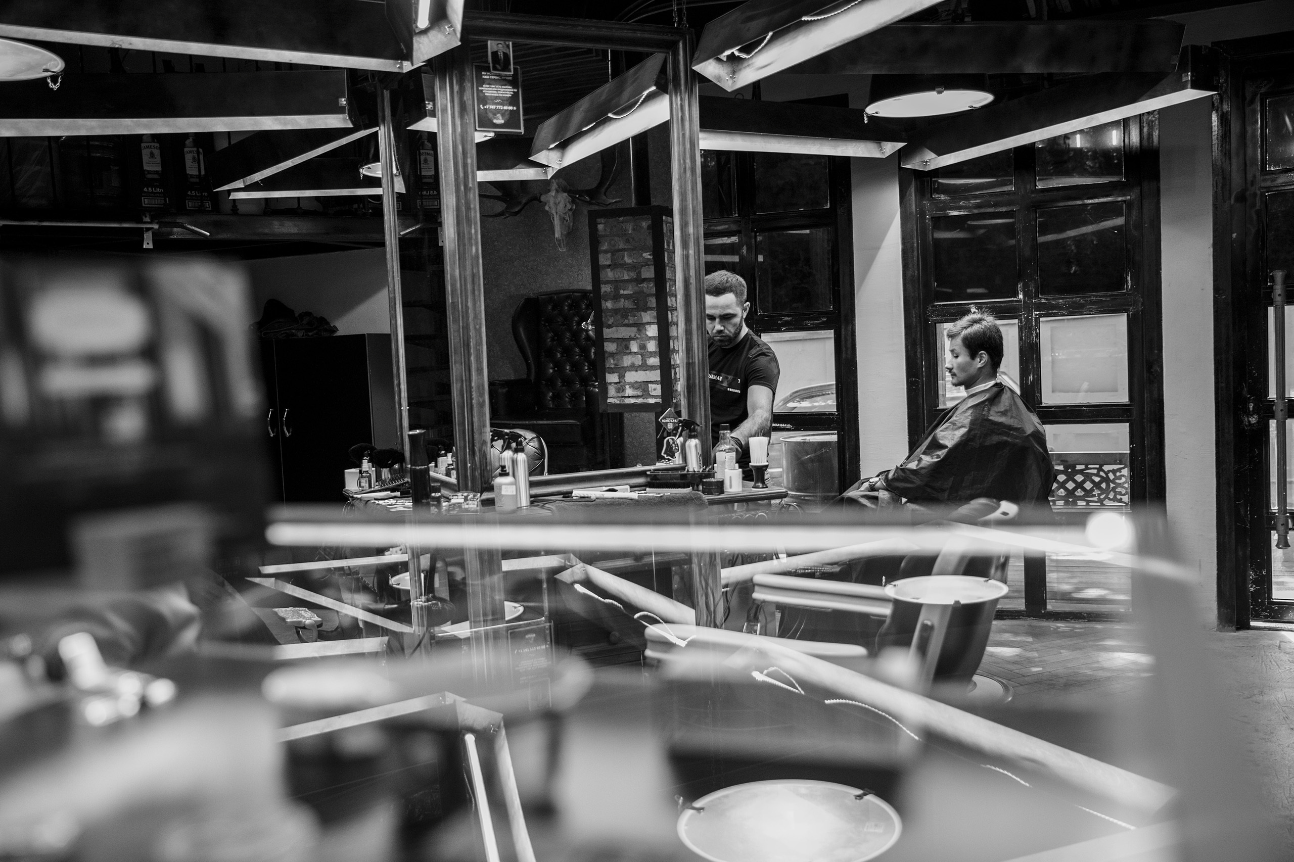 Крупный план в барбершоп на свадьбе