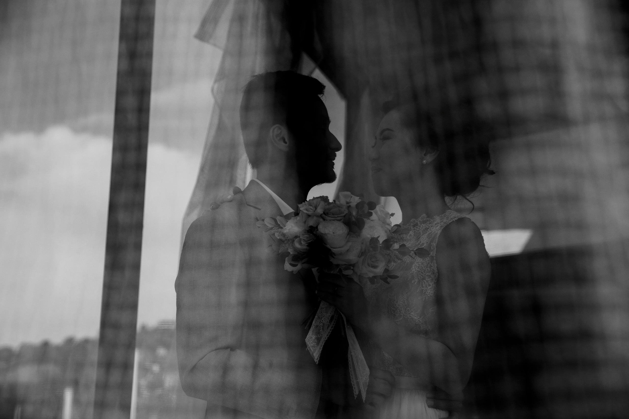 Черно-белая фотография на свадьбе