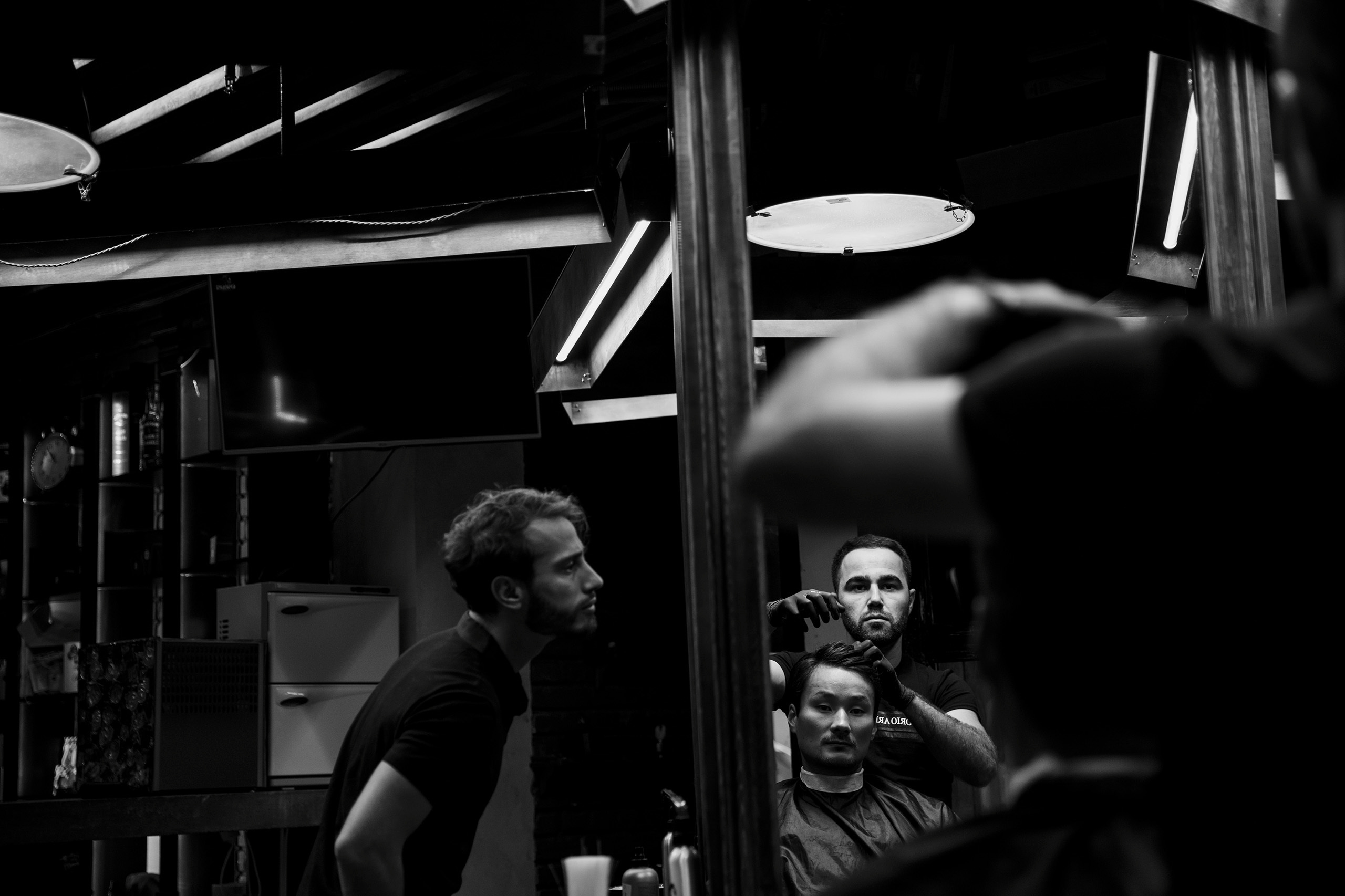 Парни на свадьбе