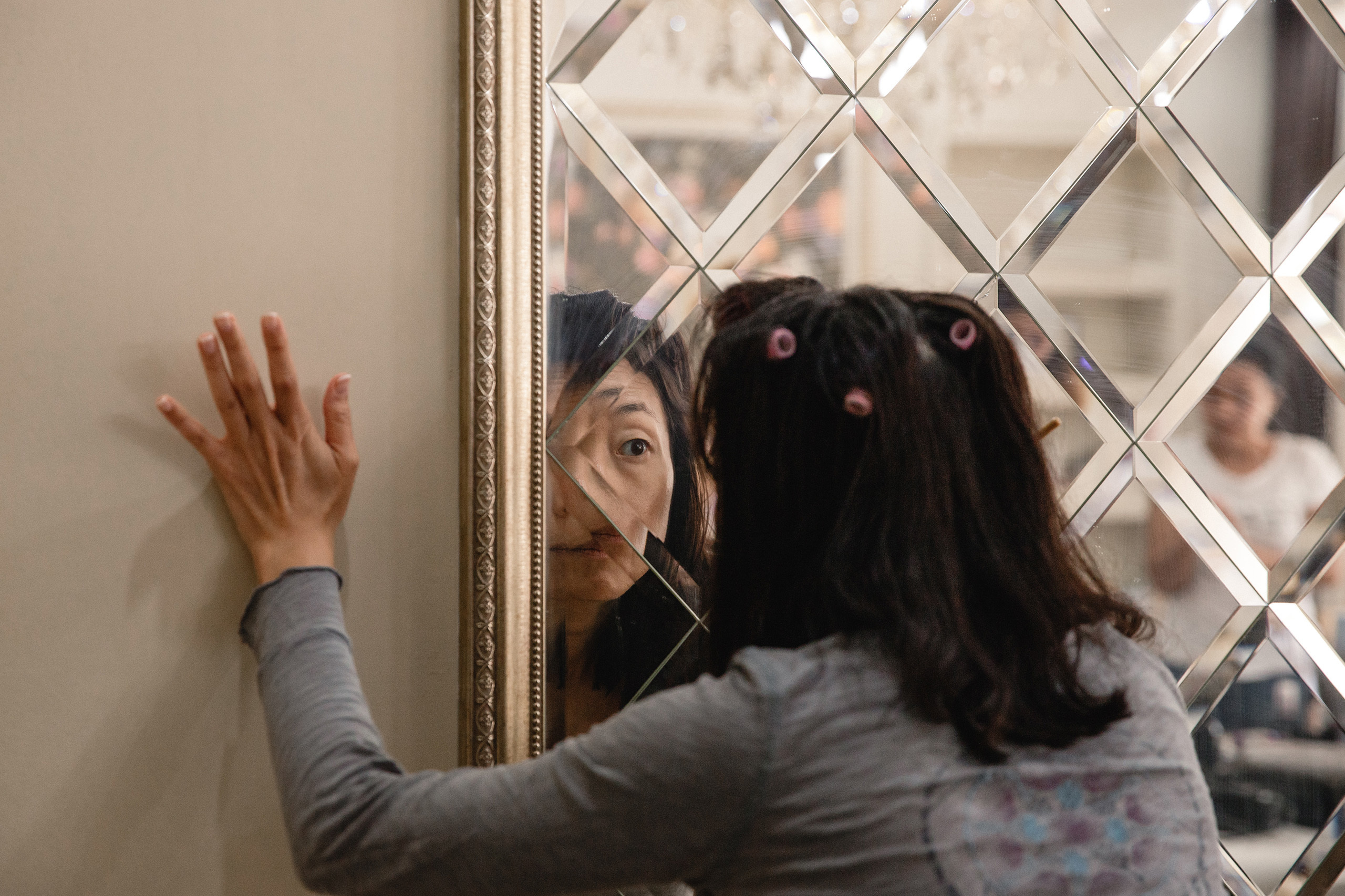 Подруга невесты у зеркала