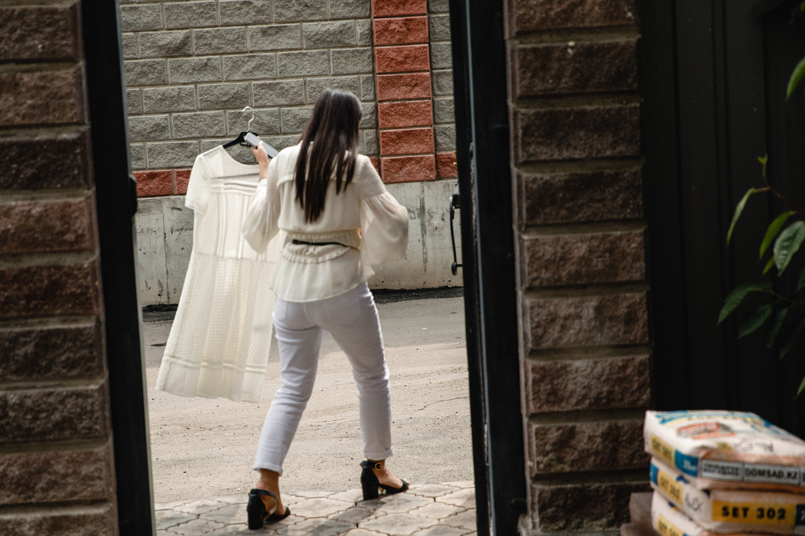 Платье несут