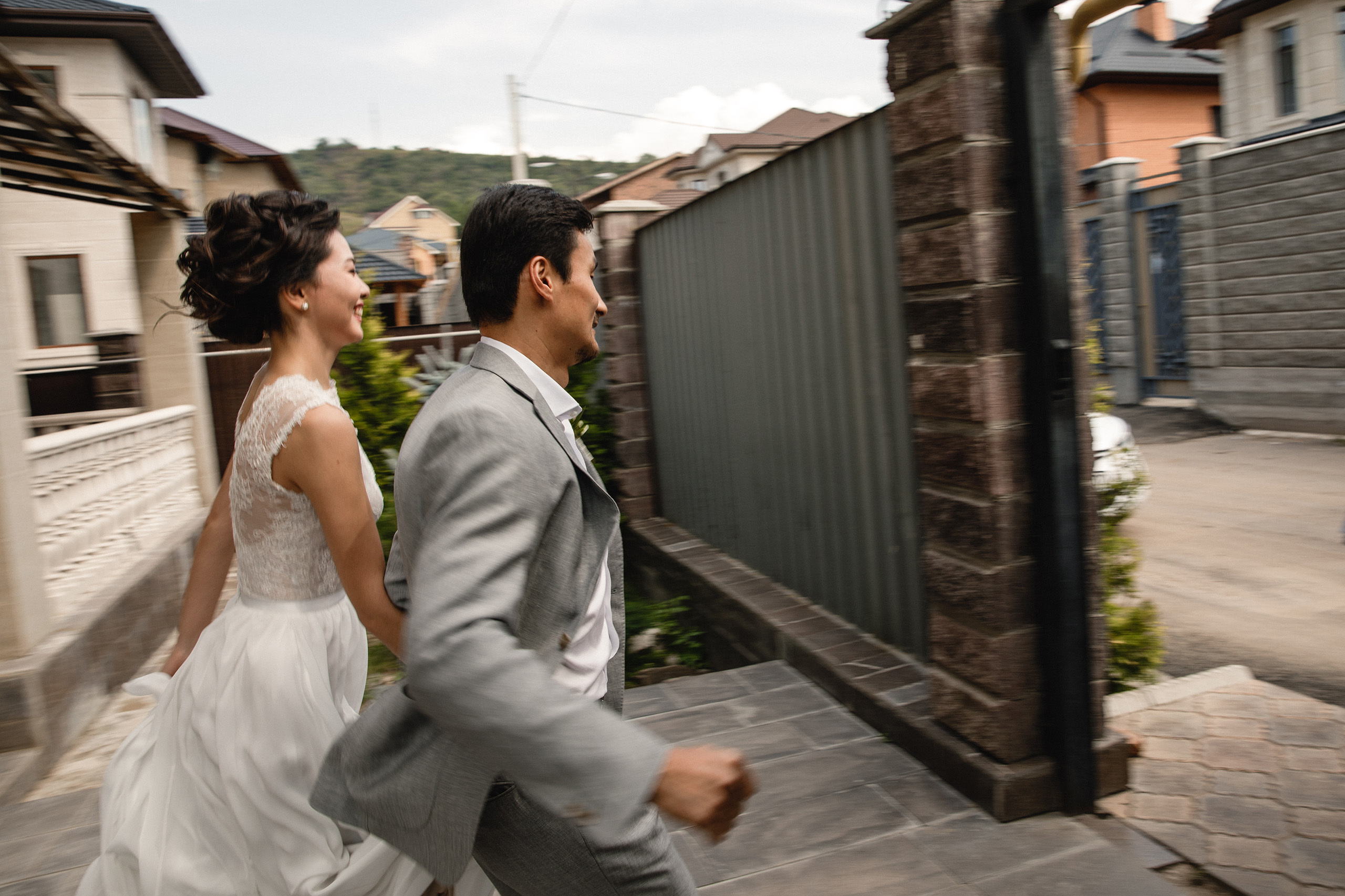 Жених и невеста бегут