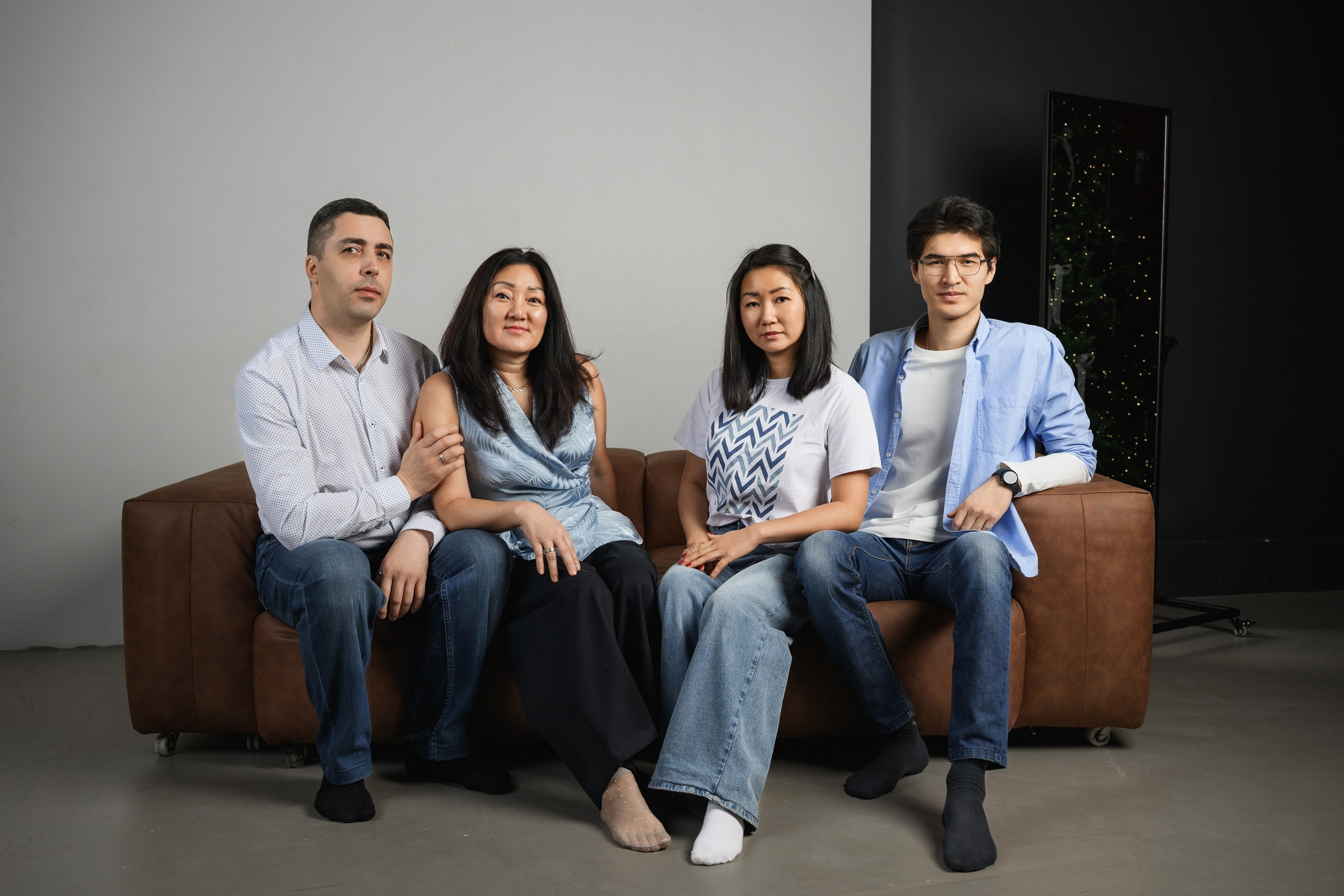 Семейная фотосъемка в студии в Петропавловске-Камчатском. Семейная фотосессия в студии в Петропавловске-Камчатском. Профессиональная семейная фотосъемка в светлой студии в Петропавловске-Камчатском. Стильные и теплые семейные фотографии в студии в Петропавловске-Камчатском. Семейная фотосессия в студии, стоимость в Петропавловске-Камчатском.