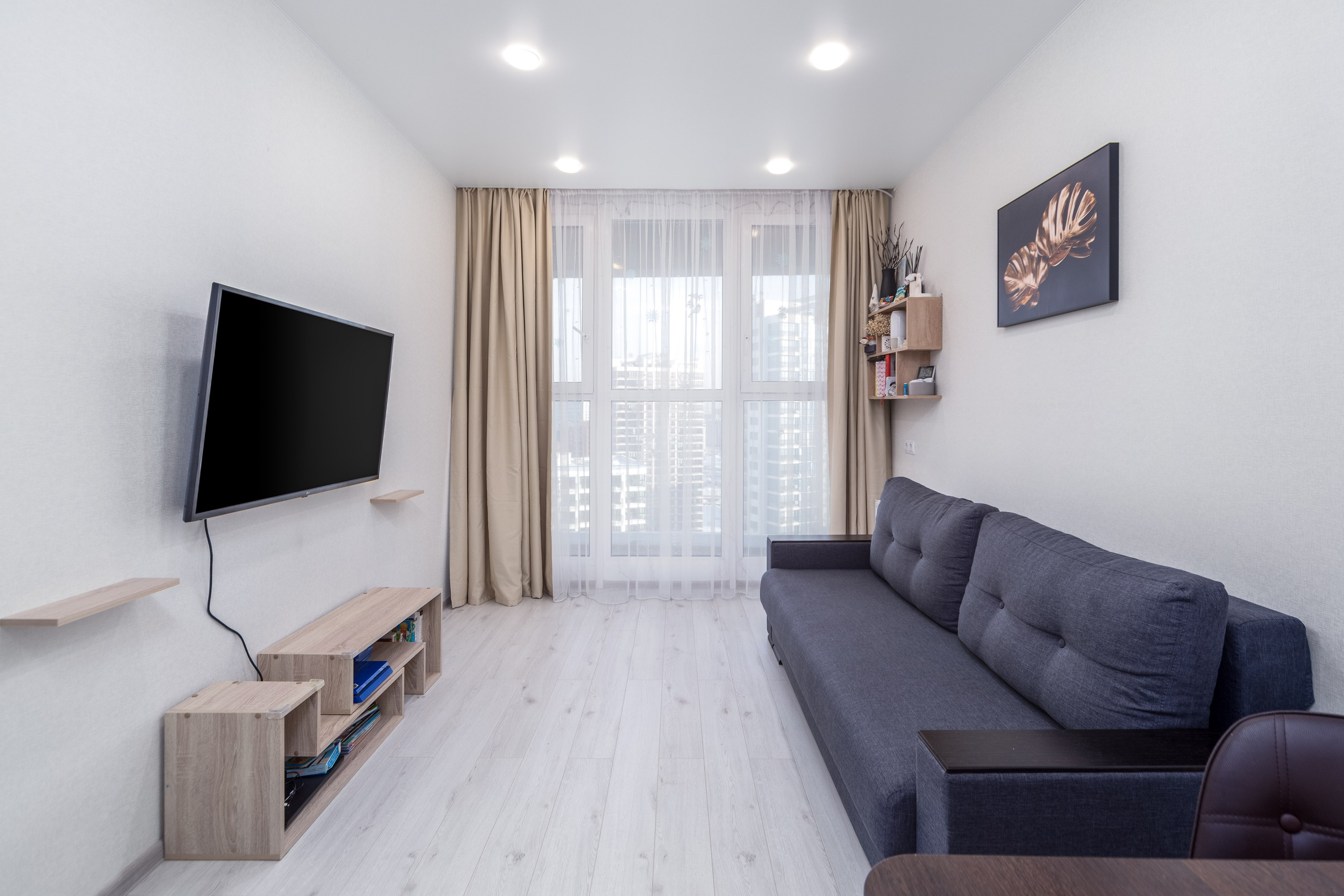 Интерьер ТВ-зоны в гостиной в двухкомнатной квартире