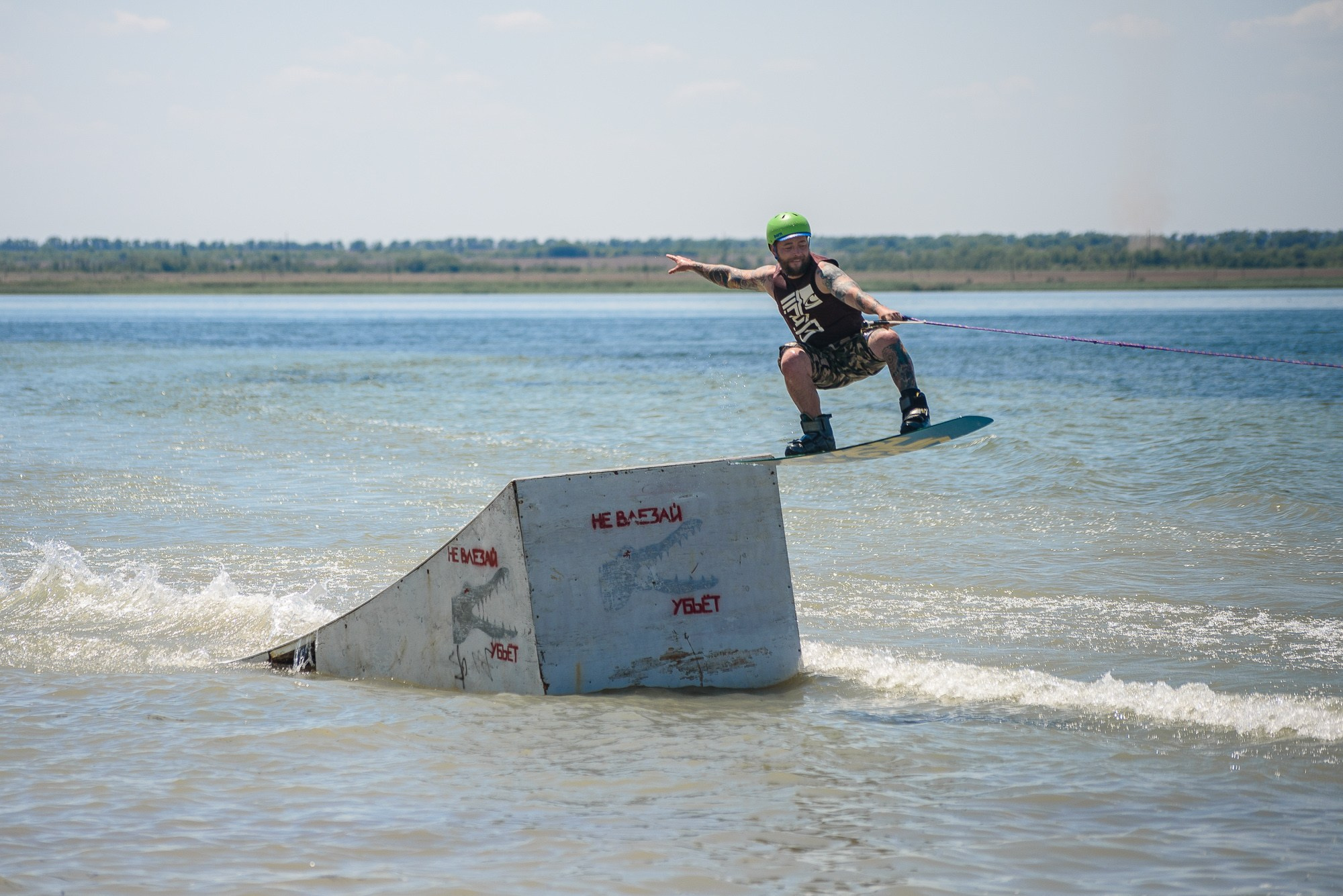 Спортсмен летит с трамплина на скимборде