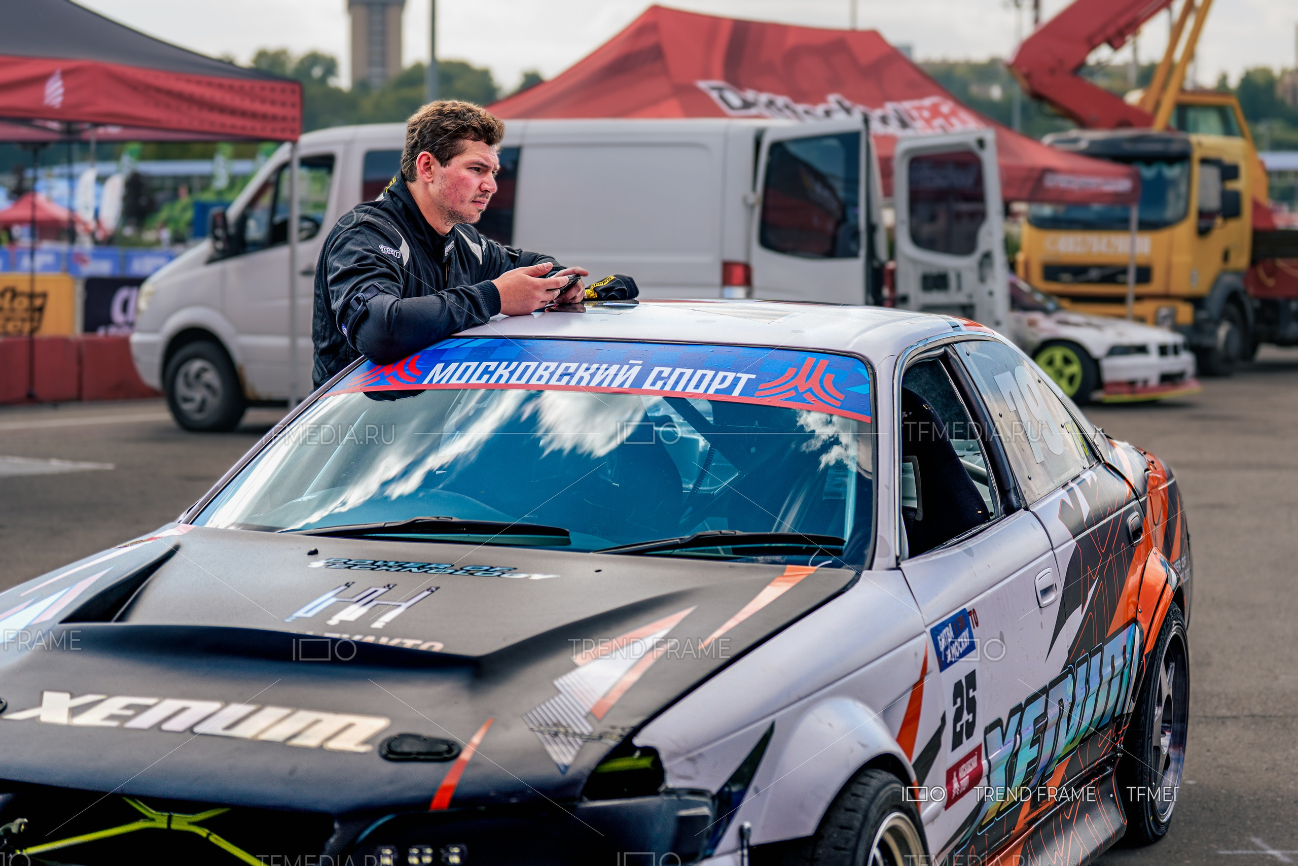 Подготовка машины Xenum в сервисной зоне перед дрифтом