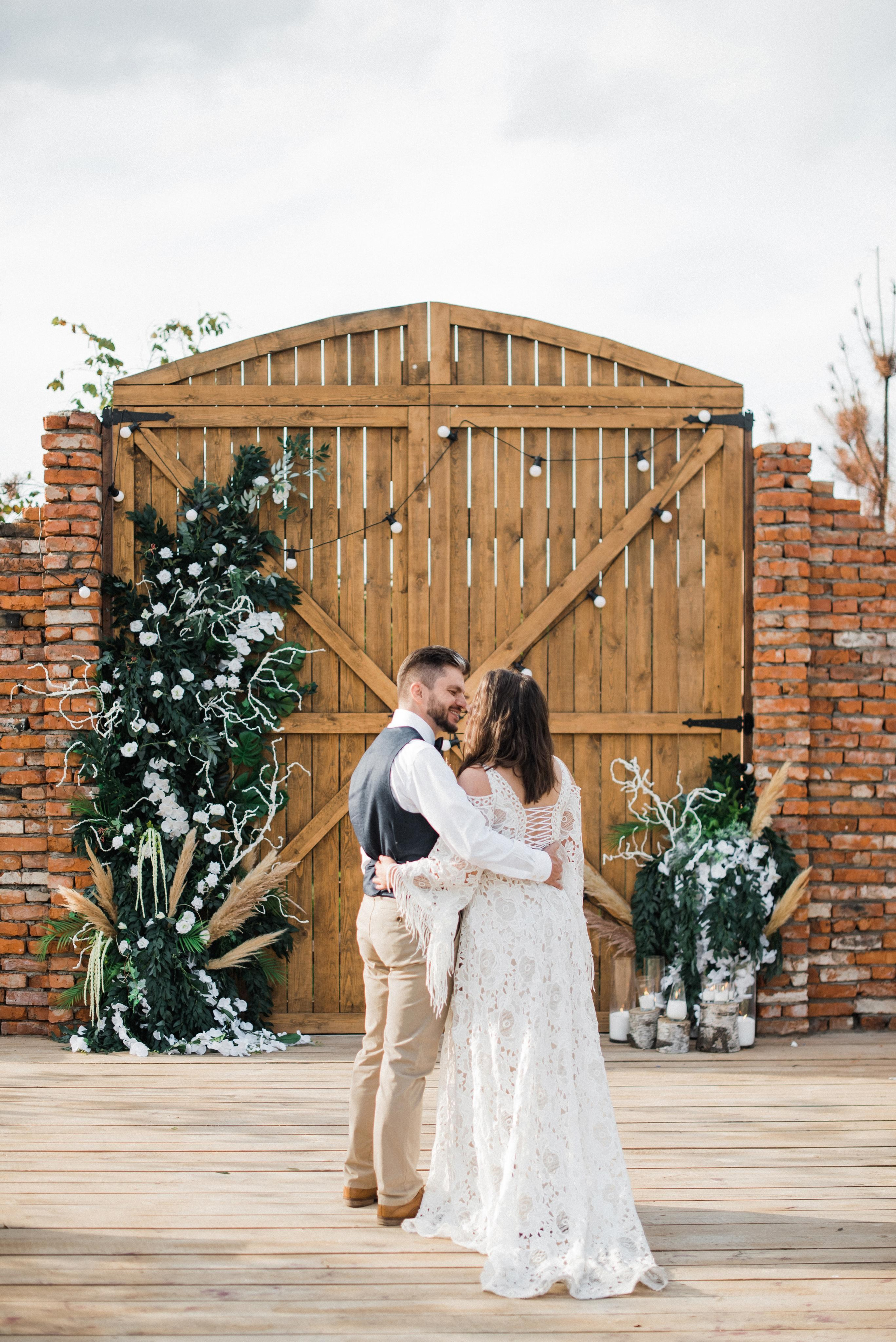 Амбарные ворота. Локация для церемонии и фотосессии. Свадебная площадка РАНЧО