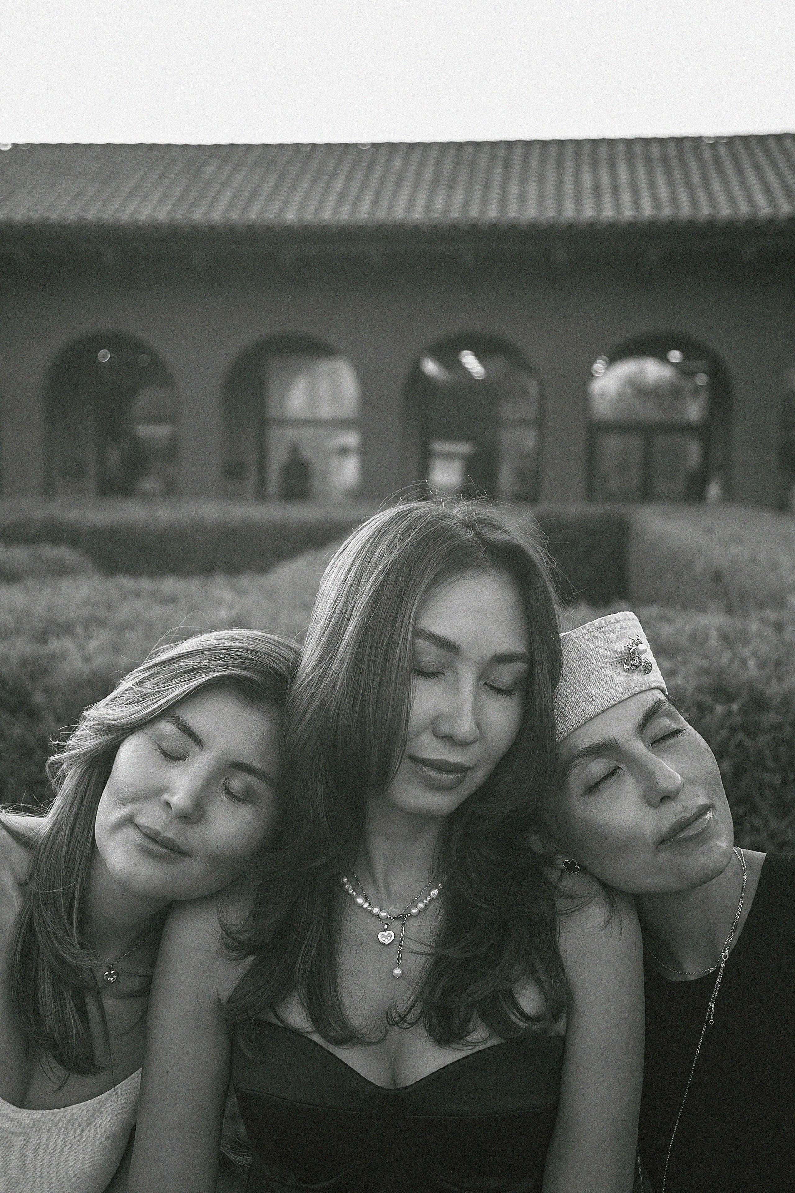 Фотосессия Карины Жулдыз и Айсулу на Villa dei Fiori. Свадебный, семейный и портретный фотограф в Алматы, Костанай