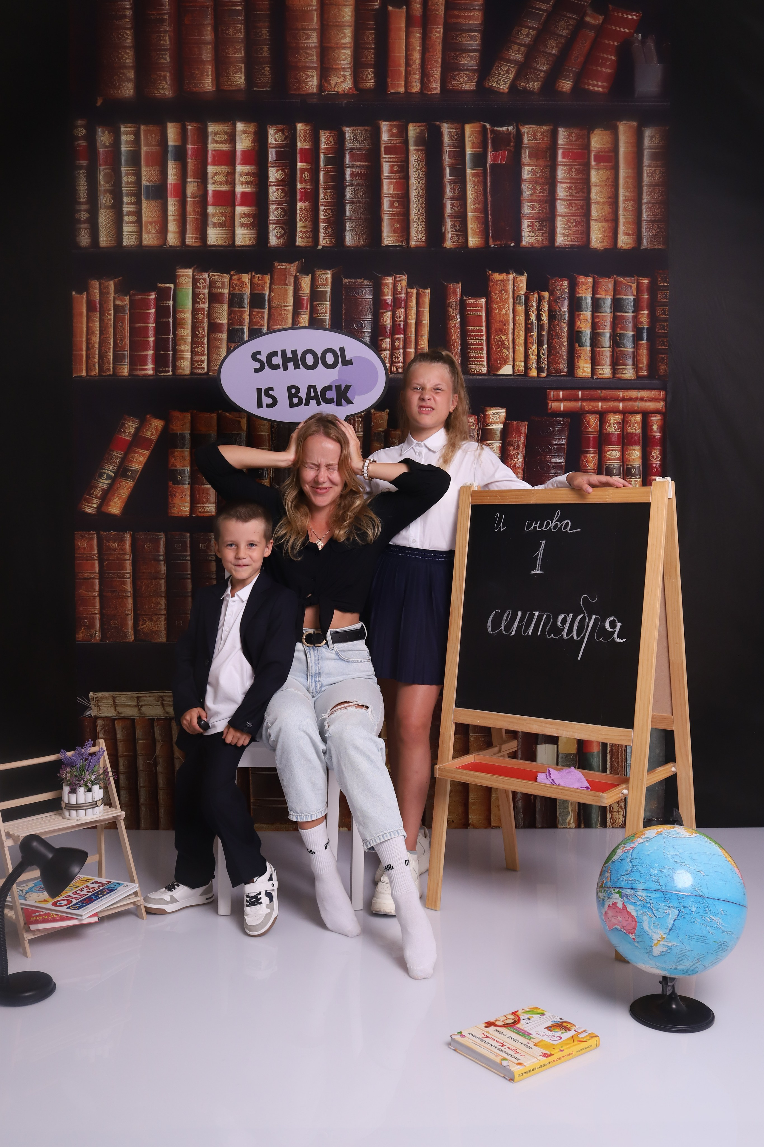 Книжный фон подходит для учебной и контентной Съемки. Фотостудия самообслуживания. Студия без фотографа в Твери