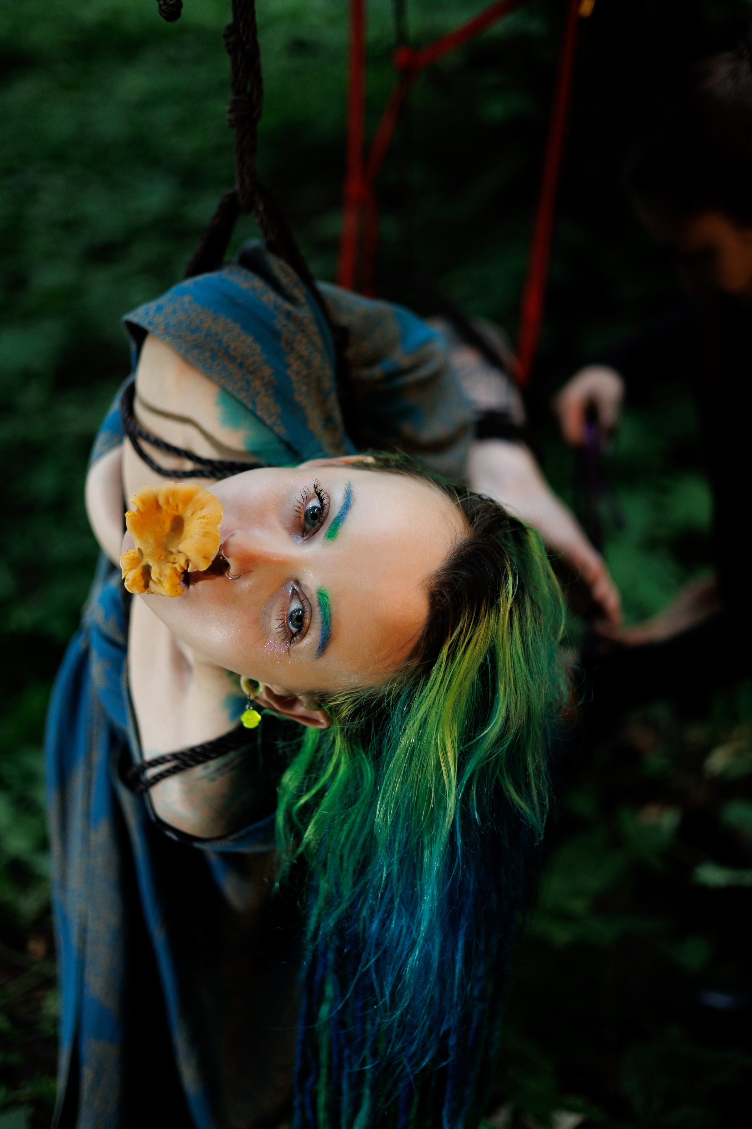 индивидуальная фотосессия в стиле шибари для девушки в лесу в москве